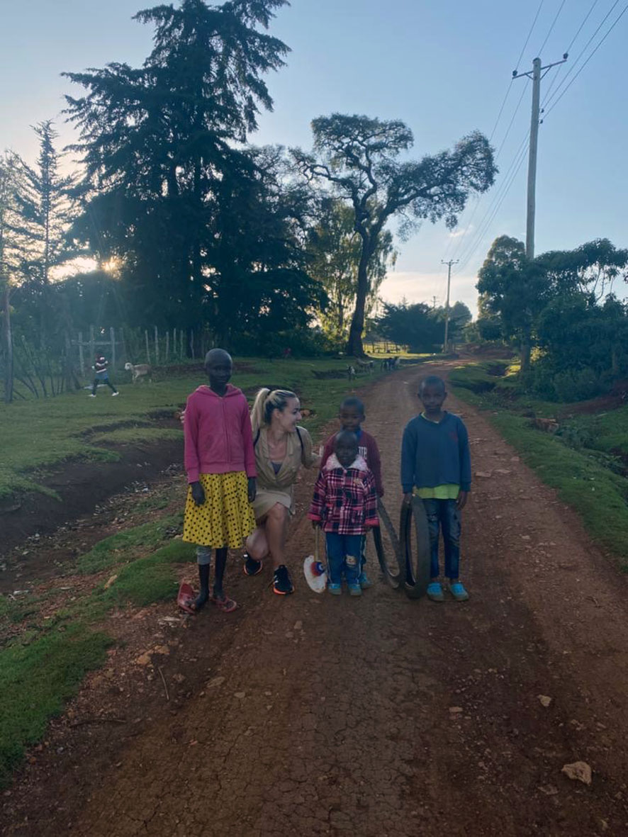 Biljana sa dečicom iz Kenije FOTO: BILJANA CVIJANOVIĆ/ADIDAS