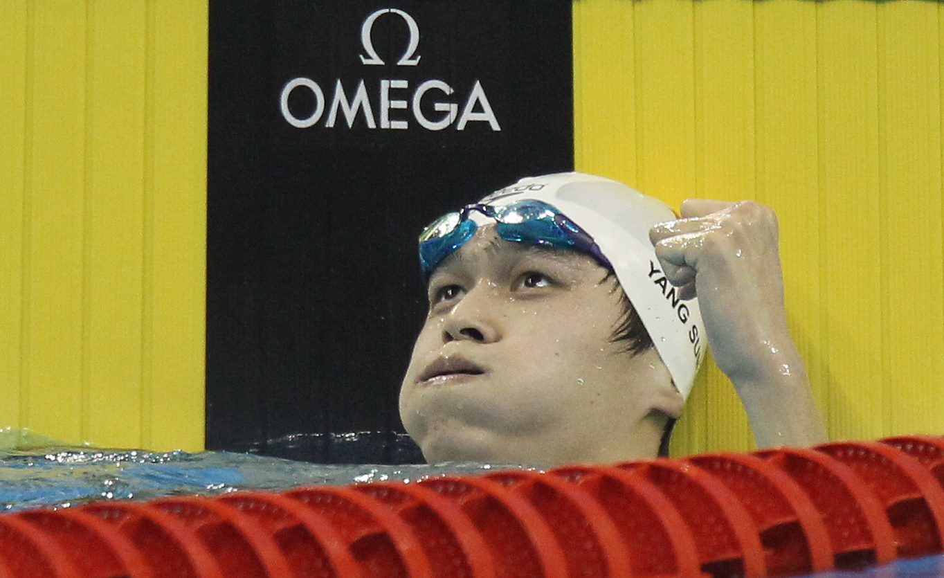 epa02850010 Sun Yang of China celebrating after winning the gold medal and breaking a world record for the men's 1500m freestyle finals at the 2011 FINA World Swimming Championships, in Shanghai, China on 31 July 2011.  EPA/HOW HWEE YOUNG