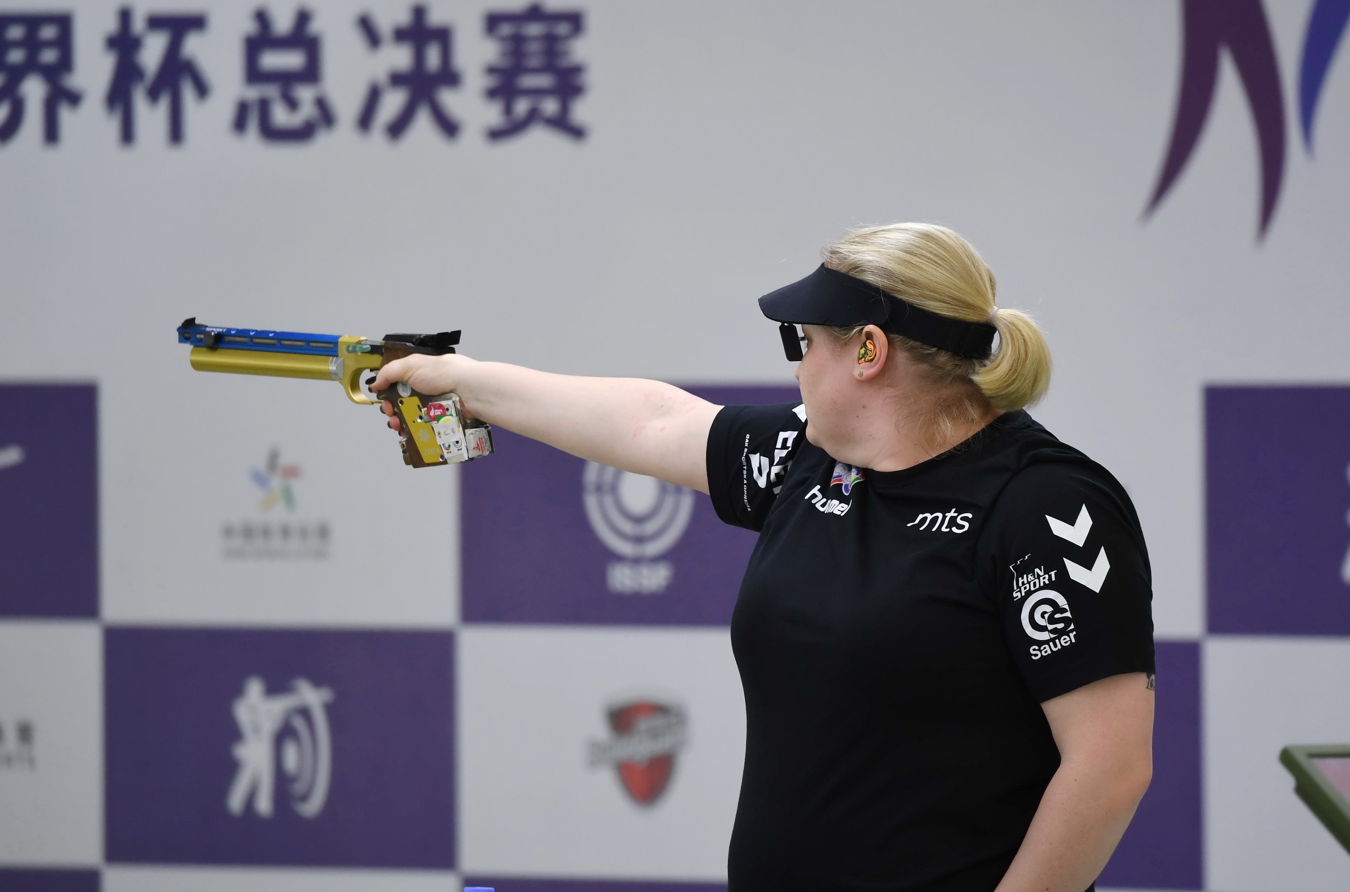 (191121) -- PUTIAN, Nov. 21, 2019 (Xinhua) -- Zorana Arunovic of Serbia competes during the women's 10m air pistol final at the ISSF World Cup Final in Putian, southeast China's Fujian Province, Nov. 21, 2019. (Xinhua/Lin Shanchuan)