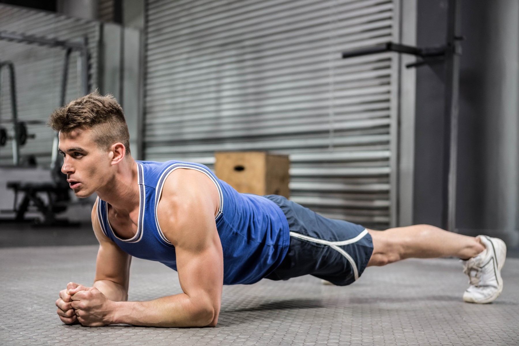 Muscular man planking at the crossfit gym,Image: 279982168, License: Royalty-free, Restrictions: , Model Release: yes, Credit line: - / Wavebreak / Profimedia