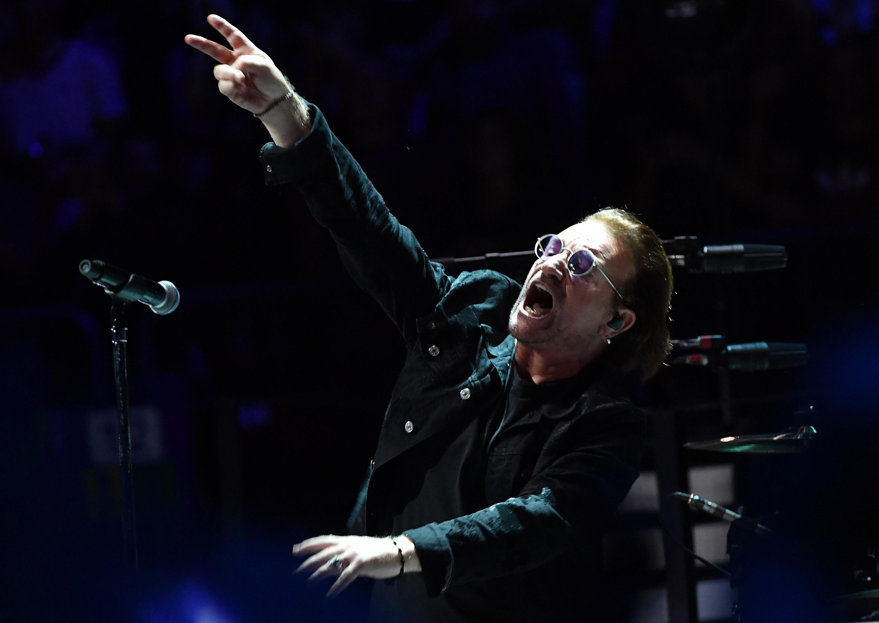 Bono, pevač, grupa U2
epa07086803 Bono of the Irish band U2 performs during the first of their four concerts at the Assago Forum in Milan, Italy, 11 October 2018.  EPA-EFE/DANIEL DAL ZENNARO