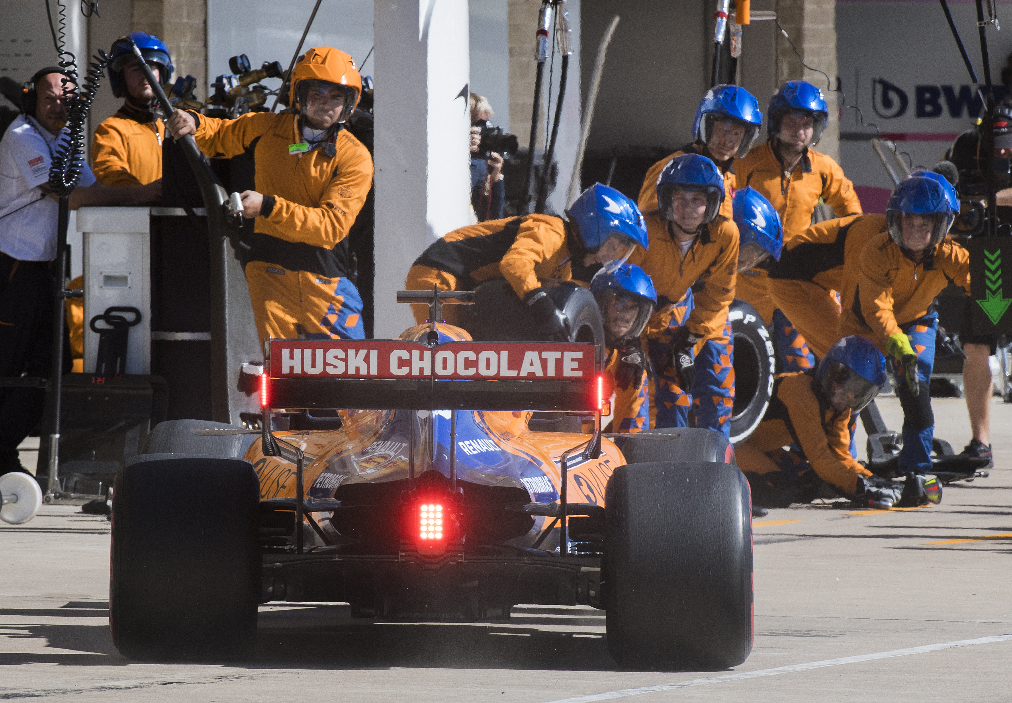 epa07970601 McLaren F1 Team MCL34 Renault pit crew watch as driver Carlos Sainz of Spain enters the pits during the race at the Circuit of the Americas, in Austin, Texas, USA, 03 November 2019.