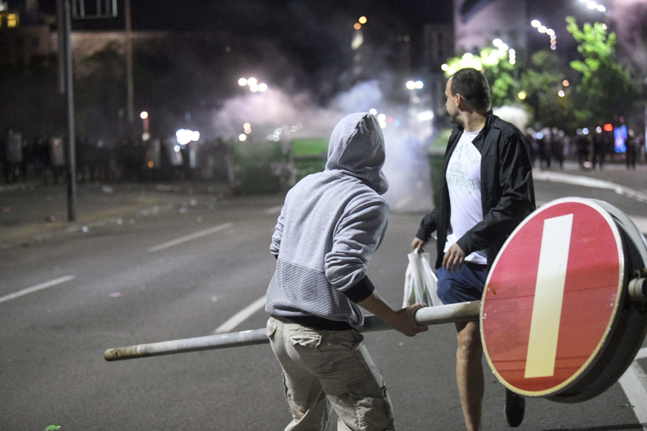 Beograd 07.07.2020. Protest ispred zgrade Narodne skupštine zbog najave uvodjenja policijskog časa. Skupština, Narodna skupština, narod, protest, demonstracija, demonstranti, policija, žandarmerija, suzavac Foto: Nemanja Jovanović/Nova.rs