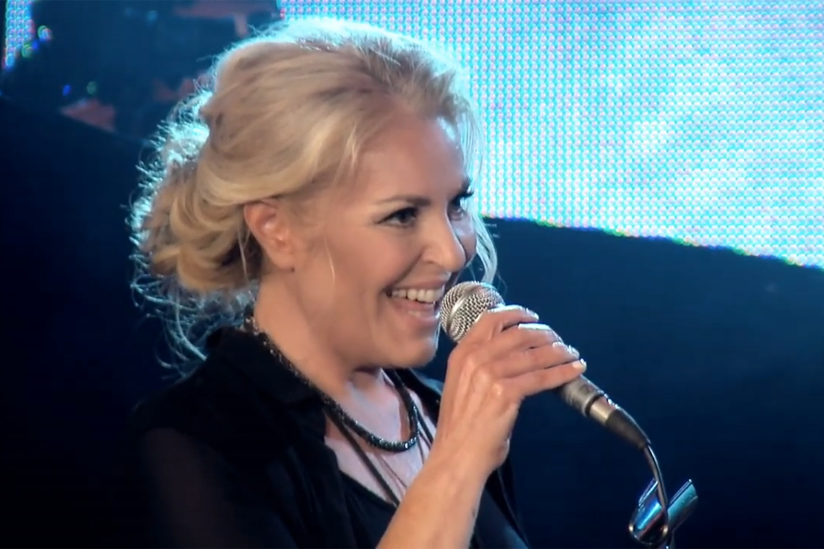 Hilda Kazasyan, Dzez pevacica, Nisvil