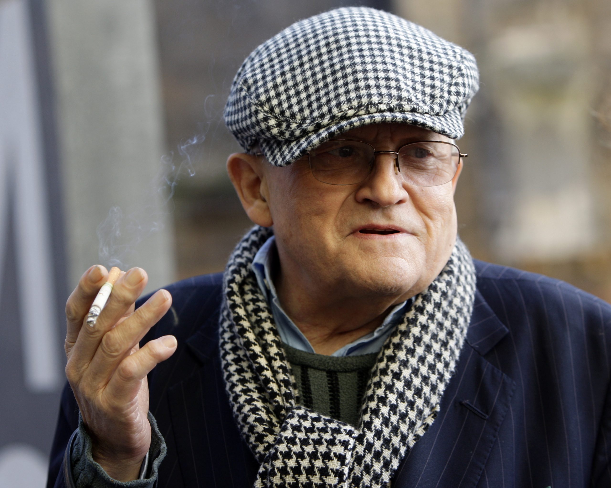 British artist David Hockney smokes outside the Nottingham Contemporary, an art gallery, in Nottingham, central England November 30, 2009.  REUTERS/Darren Staples    (BRITAIN ENTERTAINMENT) - GM1E5BU1L5S01