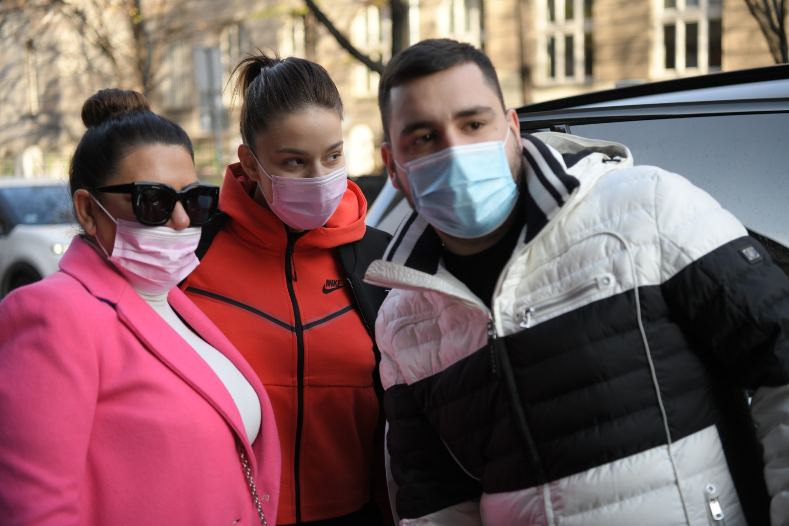 Beograd 02.12.2020. Slađana Trajković, Sladjana Trajković, žena, supruga pevača Đanija, Djanija, snaja i sin, ispred porodilišta Foto: Dragan Mujan/Nova.rs