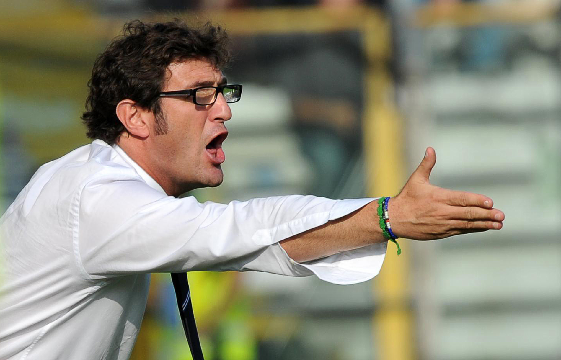 epa03441356 Sampdoria's head coach Ciro Ferrara gestures during the Italian Serie A soccer match against Parma FC at Ennio Tardini stadium in Parma, Italy, 21 October 2012. Parma won 2-1.  EPA/PIER PAOLO FERRERI