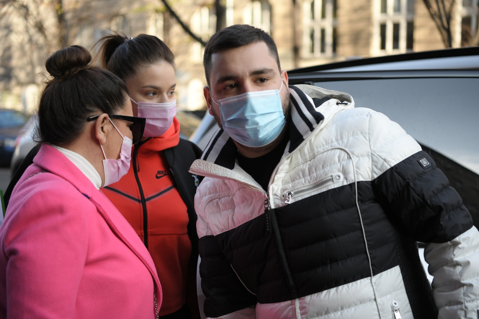 Beograd 02.12.2020. Slađana Trajković, Sladjana Trajković, žena, supruga pevača Đanija, Djanija, snaja i sin, ispred porodilišta Foto: Dragan Mujan/Nova.rs
