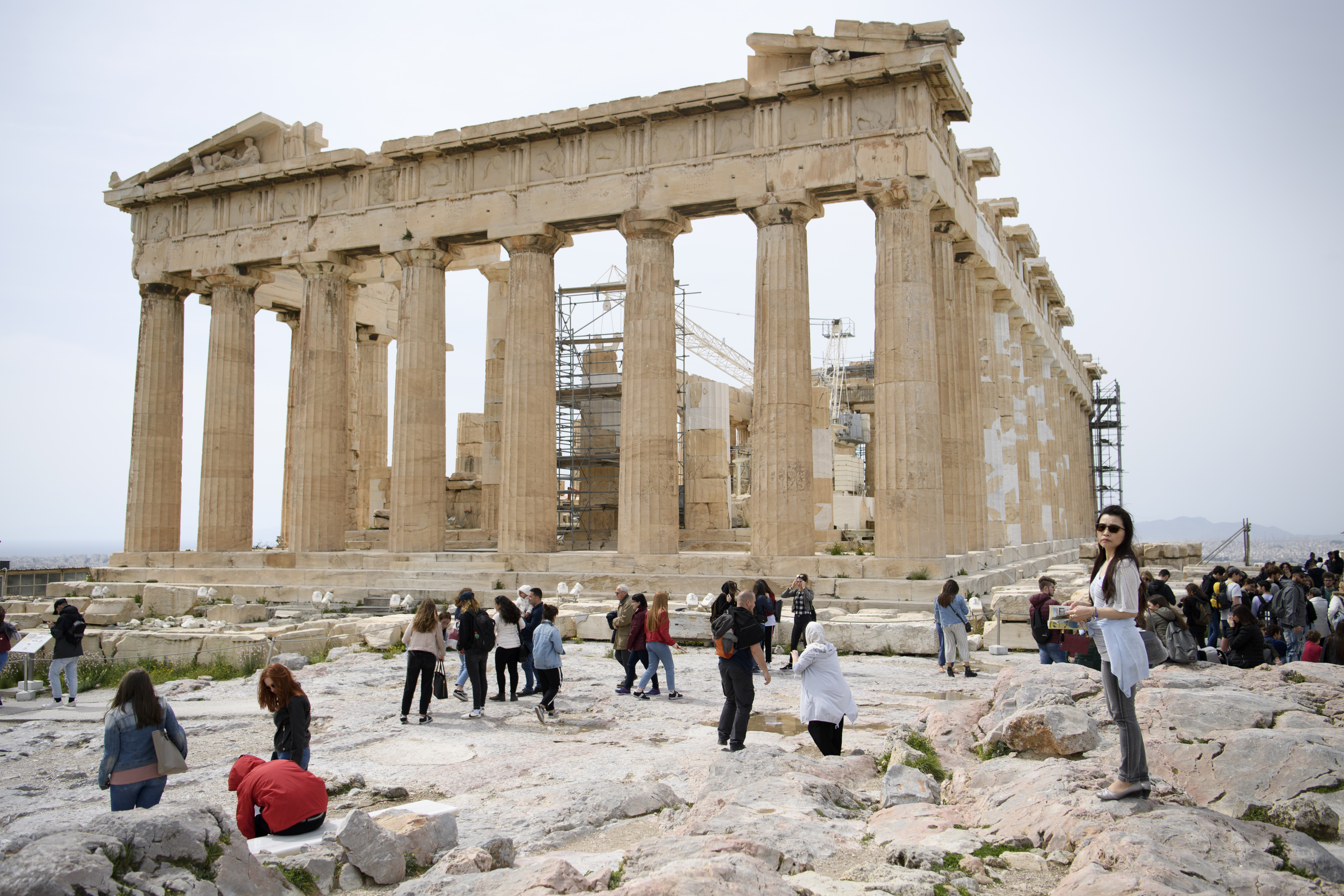 epa06619932 Tourists take pictures in front of the Parthenon at the Acropolis Hill, in Athens, Greece, 21 March 2018.  EPA-EFE/LAURENT GILLIERON