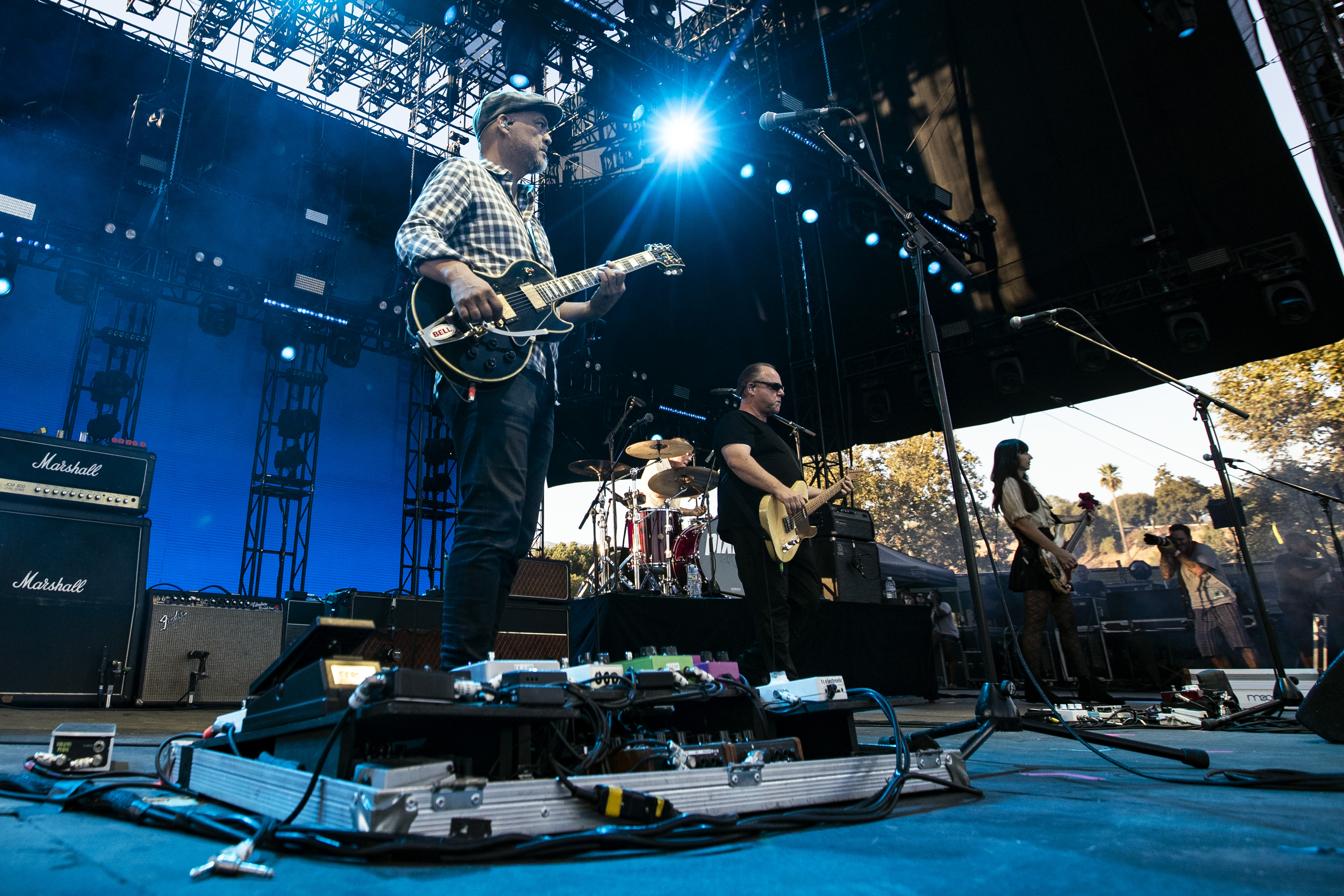 Piksiz, Pixies, bend, grupa
epa07809026 The Pixies perform on stage during the Daydream Festival at the Rose Bowl in Pasadena, California, USA, 31 August 2019.  EPA-EFE/ETIENNE LAURENT