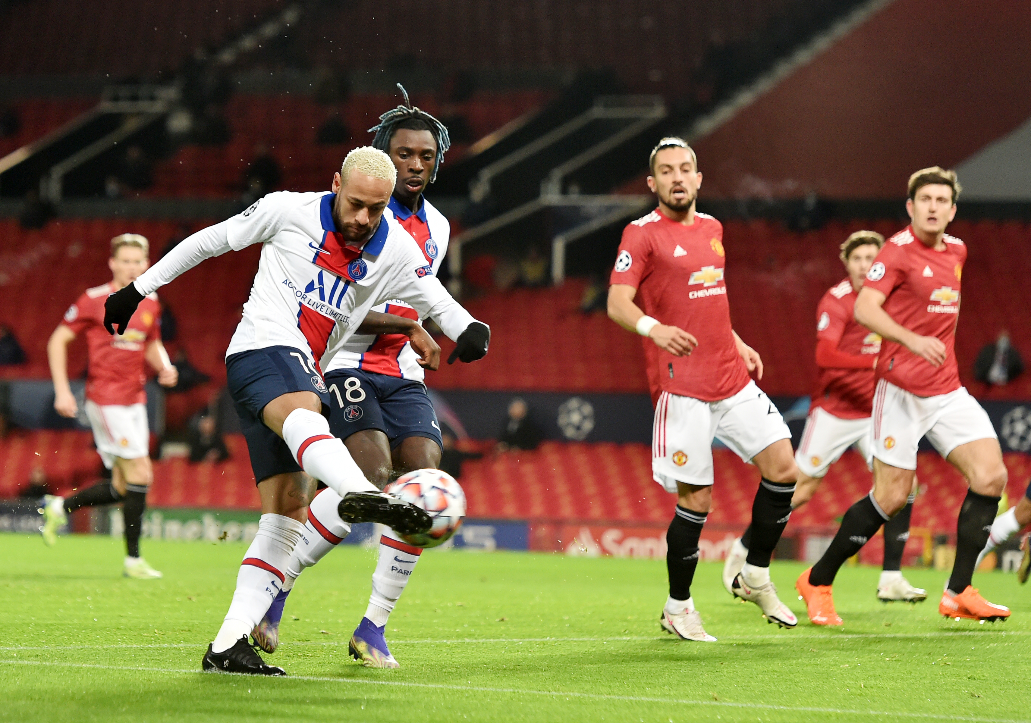 epa08857848 Neymar of PSG scores his team's opening goal during the UEFA Champions League group H match between Manchester United and PSG in Manchester, Britain, 02 December 2020.  EPA-EFE/PETER POWELL