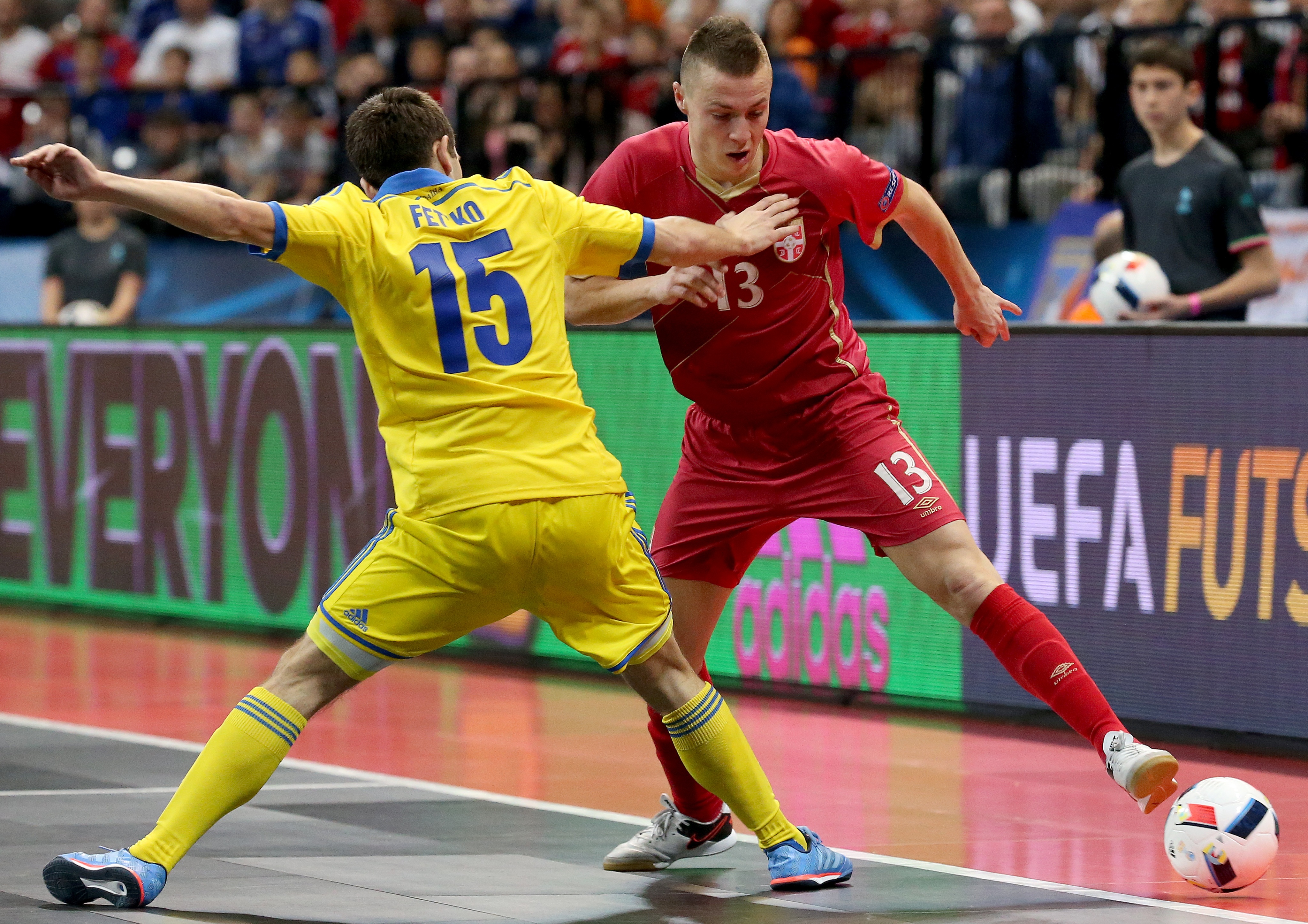 epa05150250 Milos Stojkovic (R) of Serbia in action against Olexiy Fetko (L) of Ukraine during the UEFA Futsal European Championships Quarter final match between Serbia and Ukraine in Belgrade, Serbia, 08 February 2016.  EPA/SRDJAN SUKI