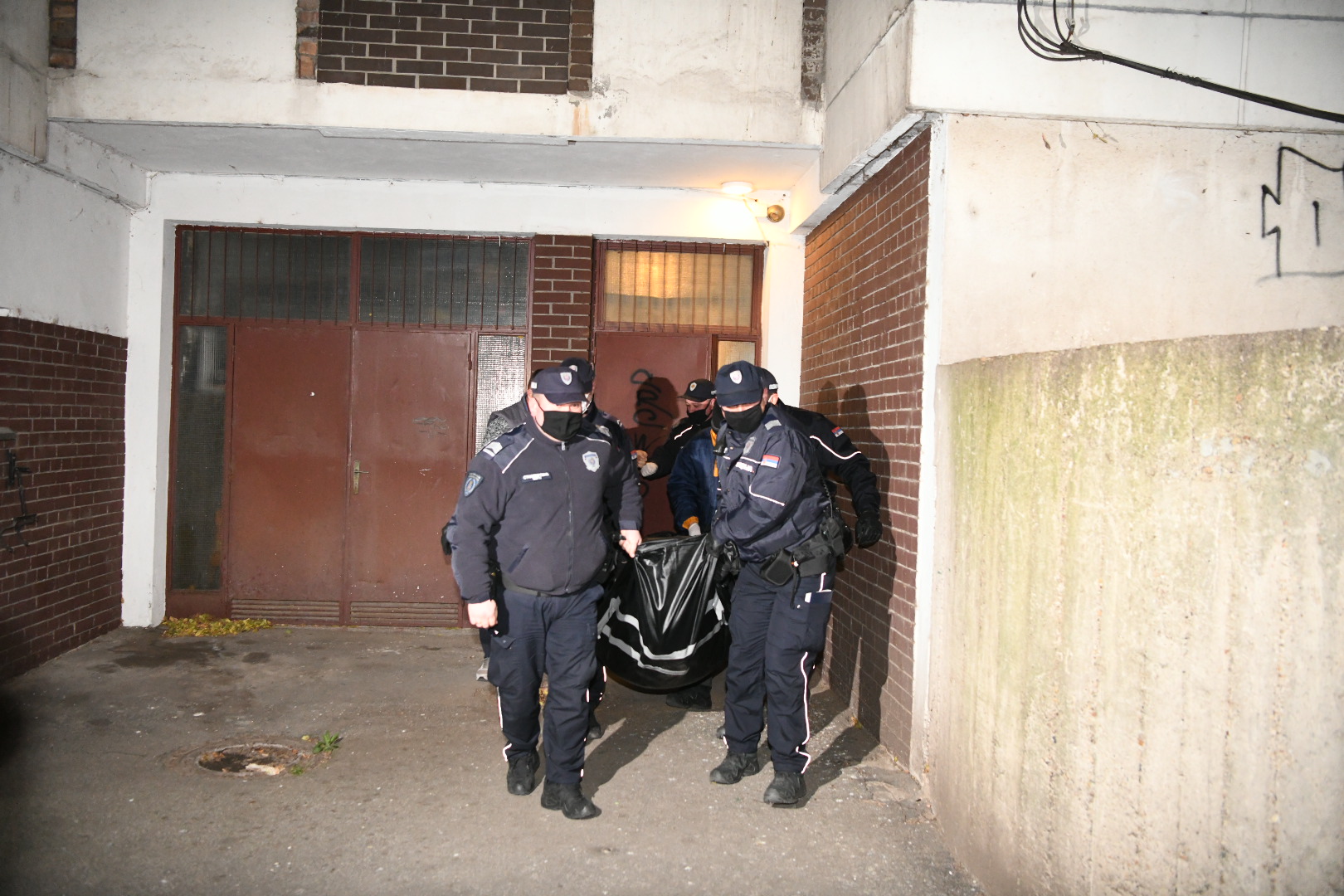 Beograd 06. decembar 2020. Policija iznosi telo preminulog pevaca Dzeja Ramadanovskog  Dzej Ramadanovski Foto:Vesna Lalic/Nova.rs