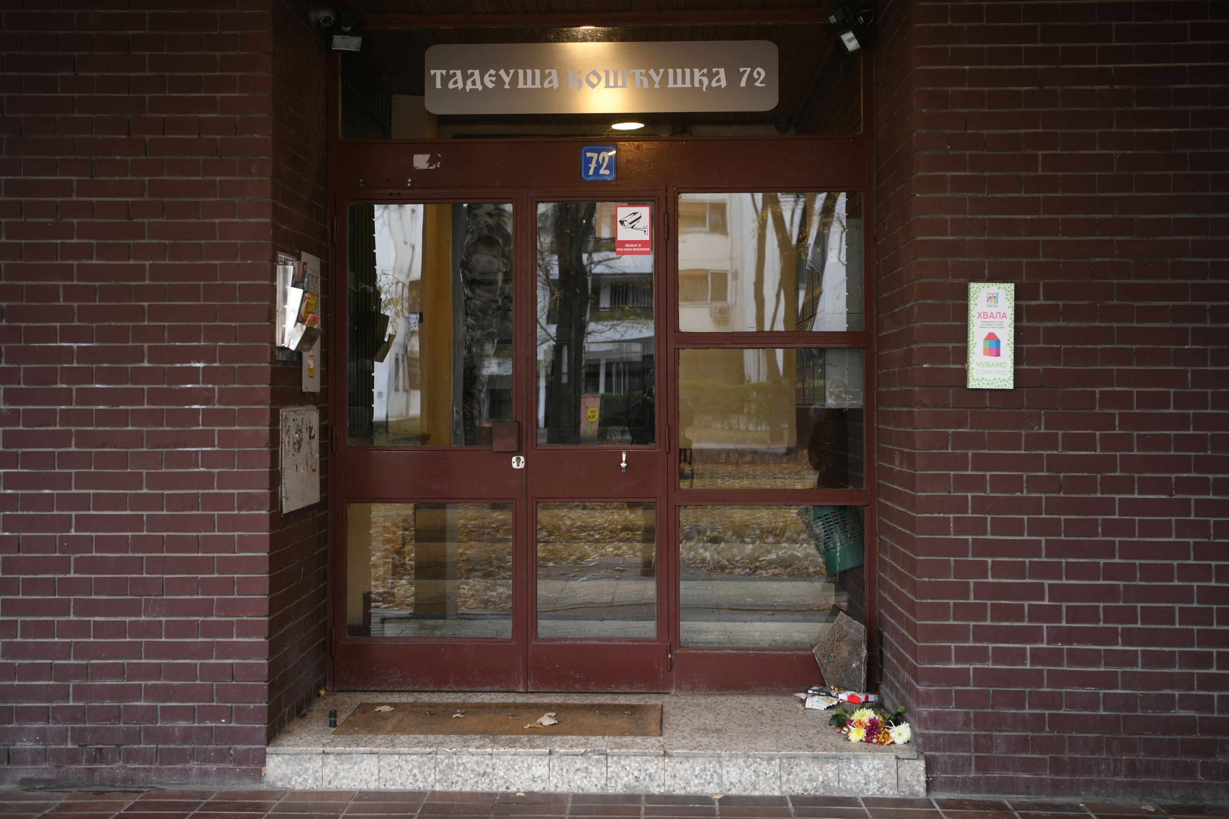 Beograd 07.12.2020. Tadeuša Košćuška 72, zgrada u kojoj je živeo pevač Džej Ramadanovski, ulaz Foto: Filip Krainčanić/Nova.rs