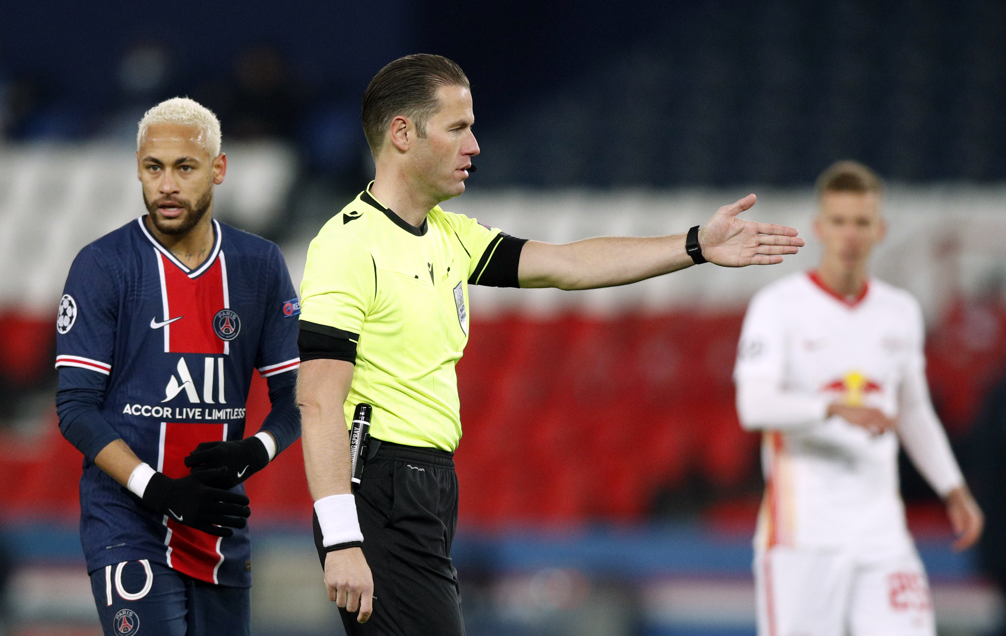 epa08839908 Referee Danny Makkelie (C) decides for a penalty during the UEFA Champions League Group H soccer match between Paris Saint Germain (PSG) and RB Leipzig in Paris, France, 24 November 2020.  EPA-EFE/YOAN VALAT