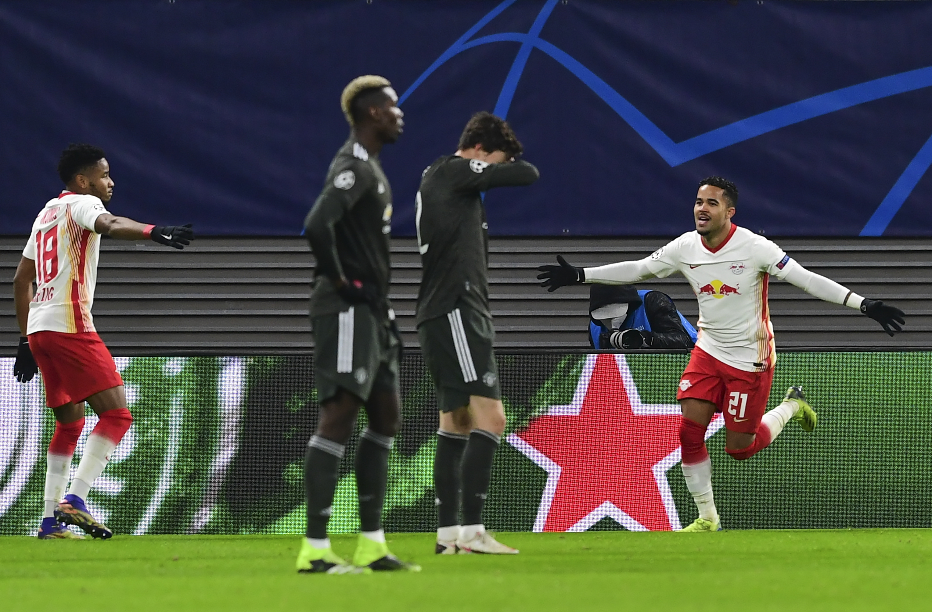 epa08871602 Justin Kluivert (R) of Leipzig celebrates after scoring the 3-0 during the UEFA Champions League group H soccer match between RB Leipzig and Manchester United in Leipzig, Germany, 08 December 2020.  EPA-EFE/Filip Singer