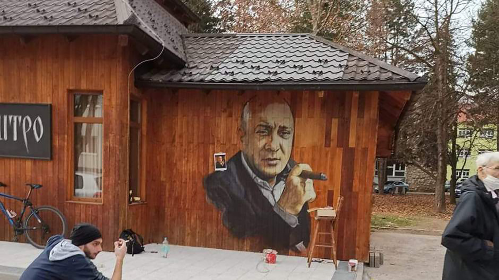 Kafanu Kuštro u Doboju krasi mural Džeja Ramadanovskog.