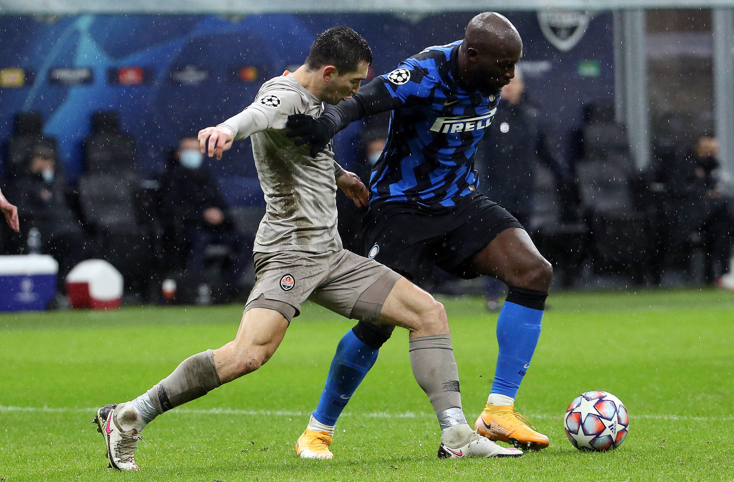 epa08873339 Inter's Romelu Lukaku (R) in action against Donetsk's Taras Stepanenko (L) during the UEFA Champions League group B soccer match between Inter Milan and Shakhtar Donetsk in Milan, Italy, 09 December 2020.  EPA-EFE/MATTEO BAZZI