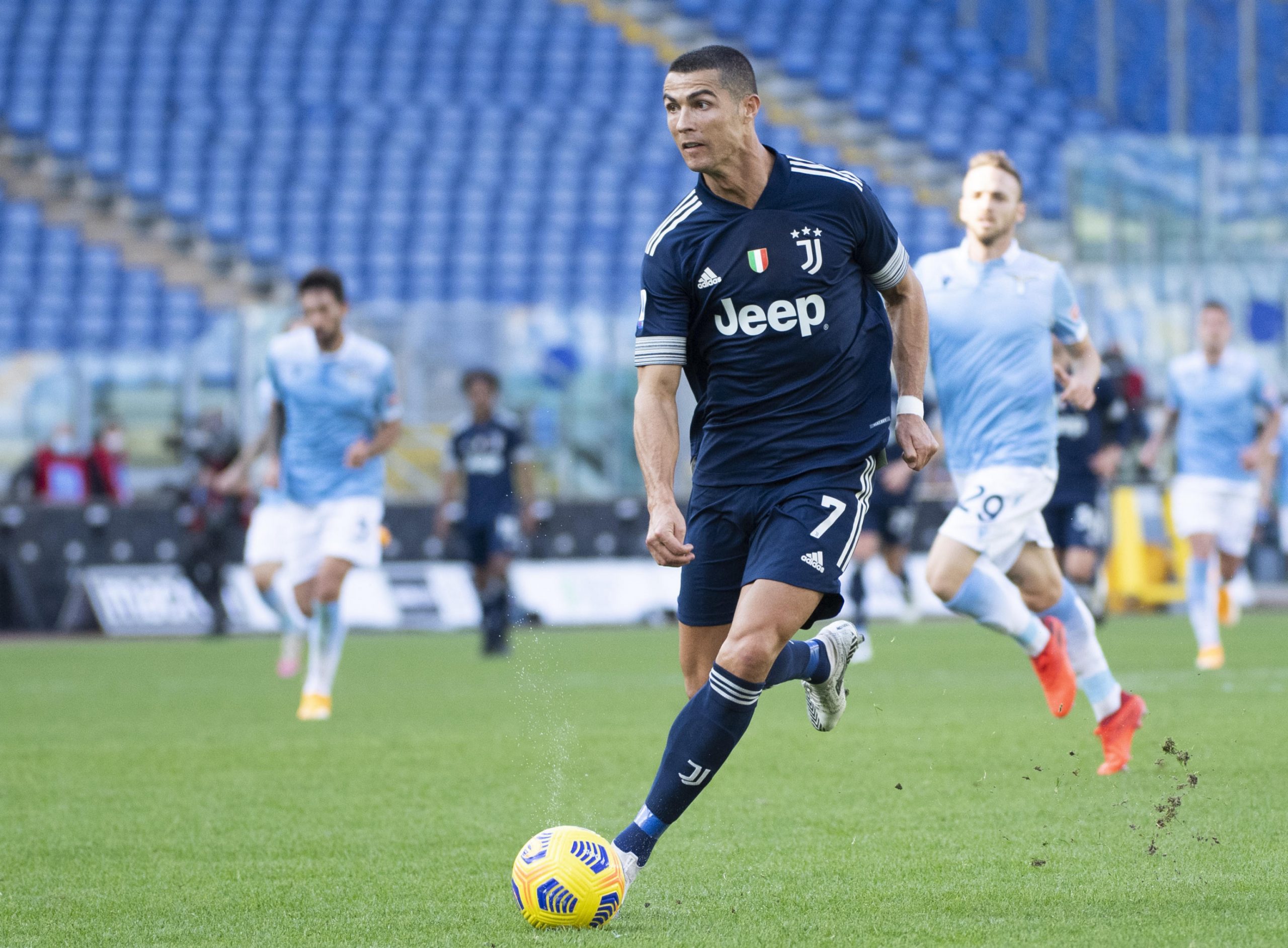 epa08807449 Juventus' Cristiano Ronaldo in action during  the Italian Serie A soccer match SS Lazio against FC Juventus at Olimpico Stadium in Rome, Italy, 08 November 2020.  EPA-EFE/CLAUDIO PERI