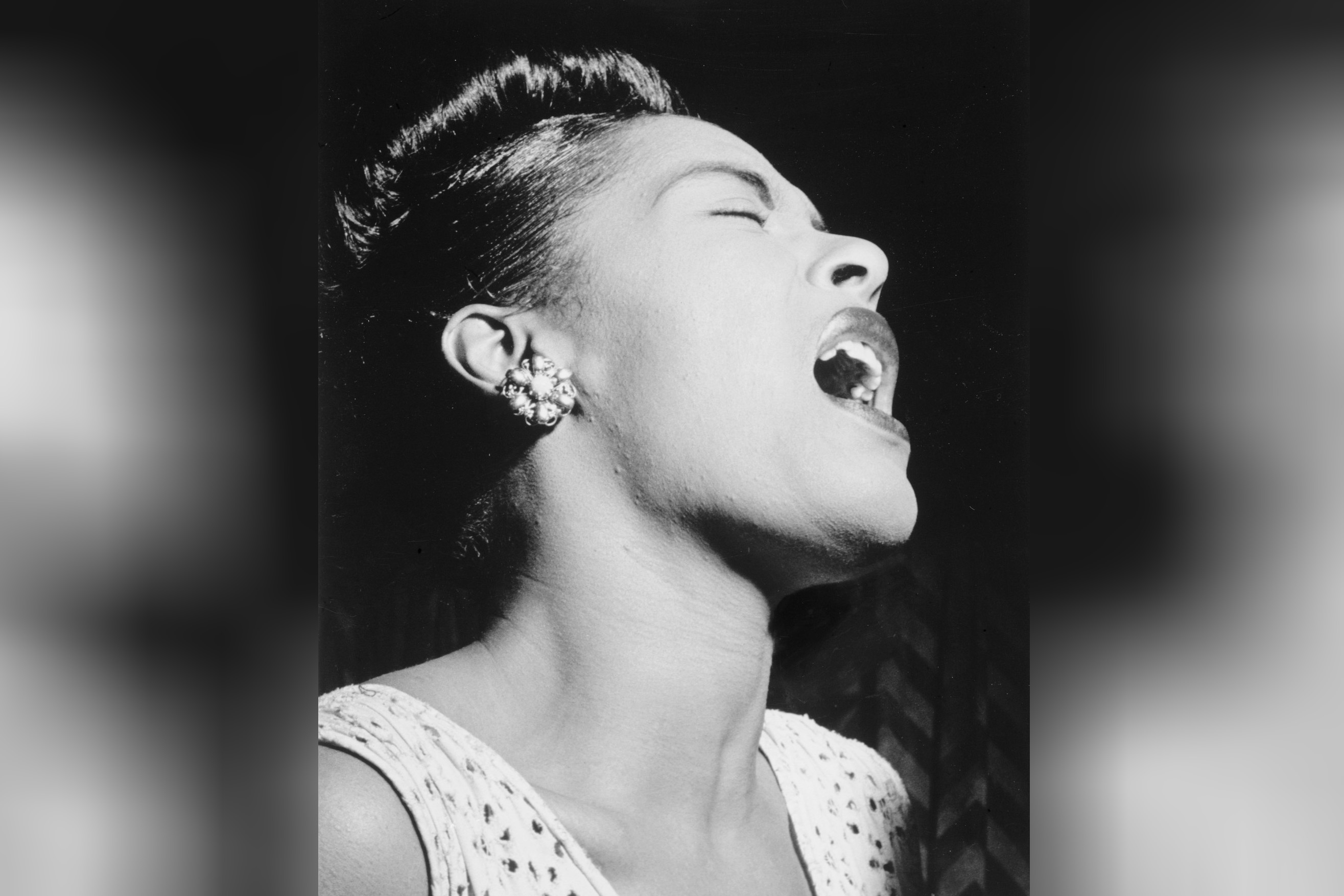 Billie Holiday während eines Auftritts im Downbeat / 1947