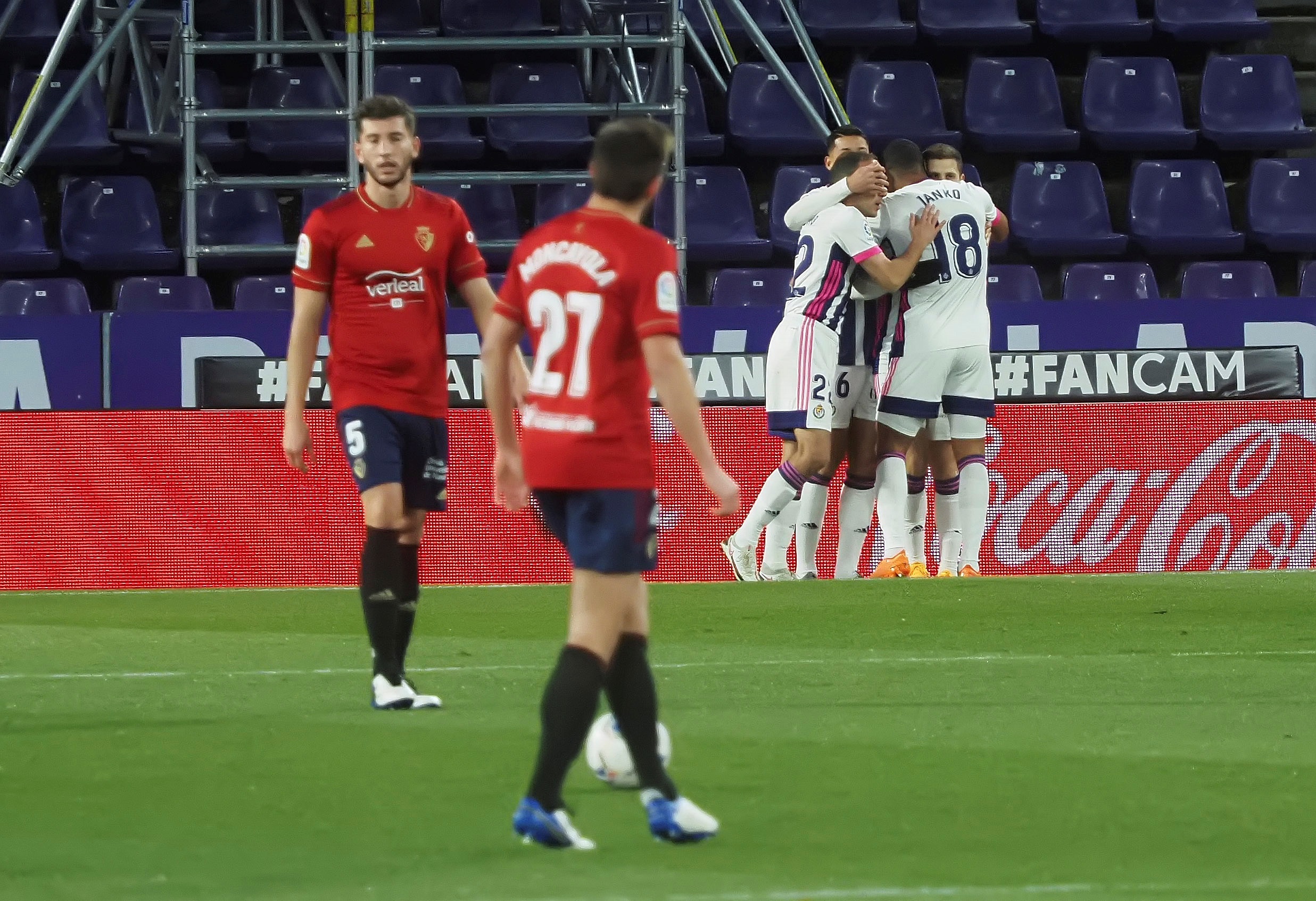 epa08878165 Valladolid's players celebrate the 1-0 during the Spanish LaLiga soccer match between Real Valladolid and CA Osasuna at Jose Zorrilla stadium in Valladolid, Spain, 11 December 2020.  EPA-EFE/R. Garcia