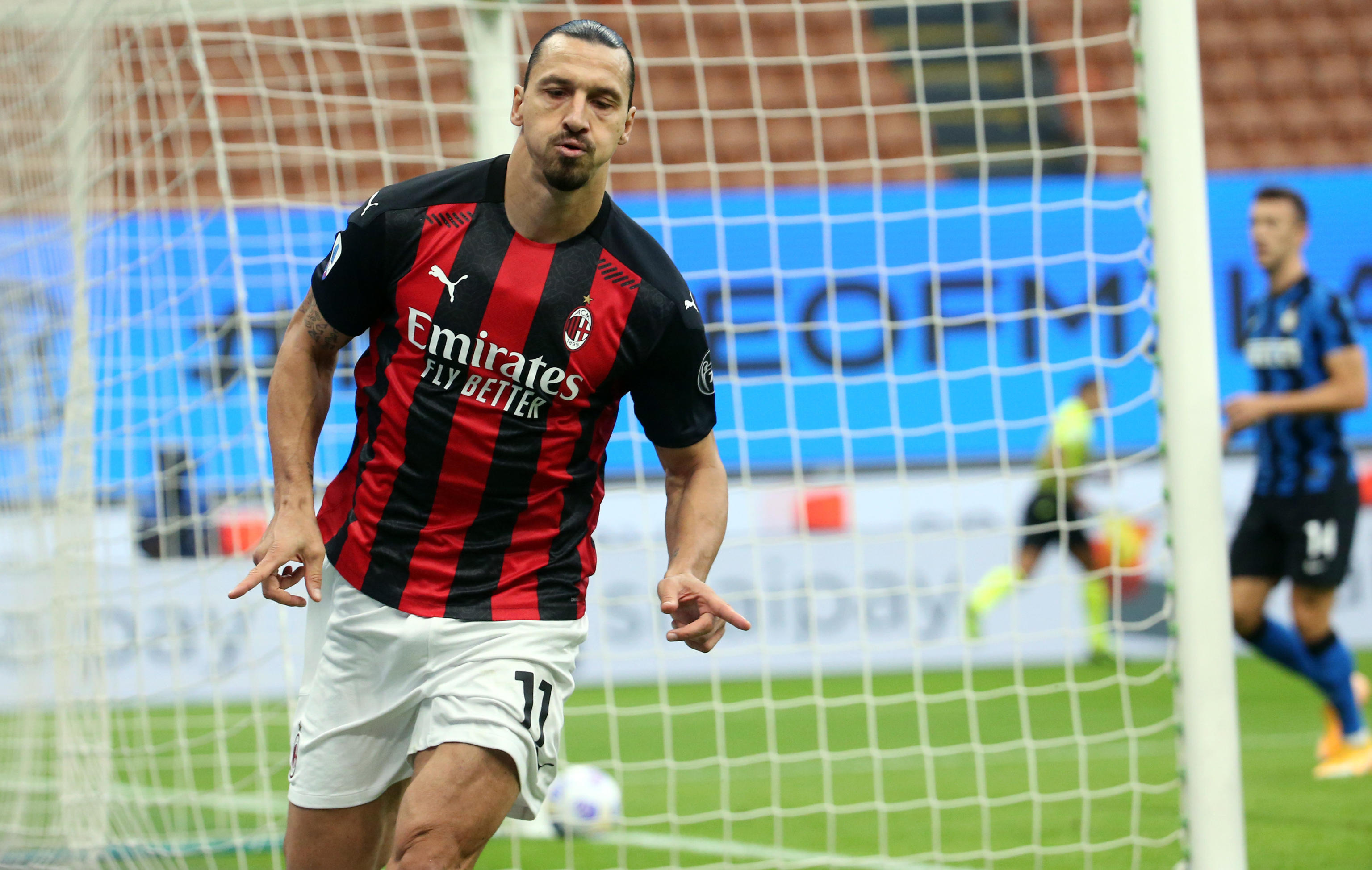 epa08753336 AC Milan's Zlatan Ibrahimovic celebrates after scoring the 0-1 goal during the Italian Serie A soccer match  FC Inter vs AC Milan at Giuseppe Meazza stadium in Milan, Italy, 17 October 2020.  EPA-EFE/MATTEO BAZZI