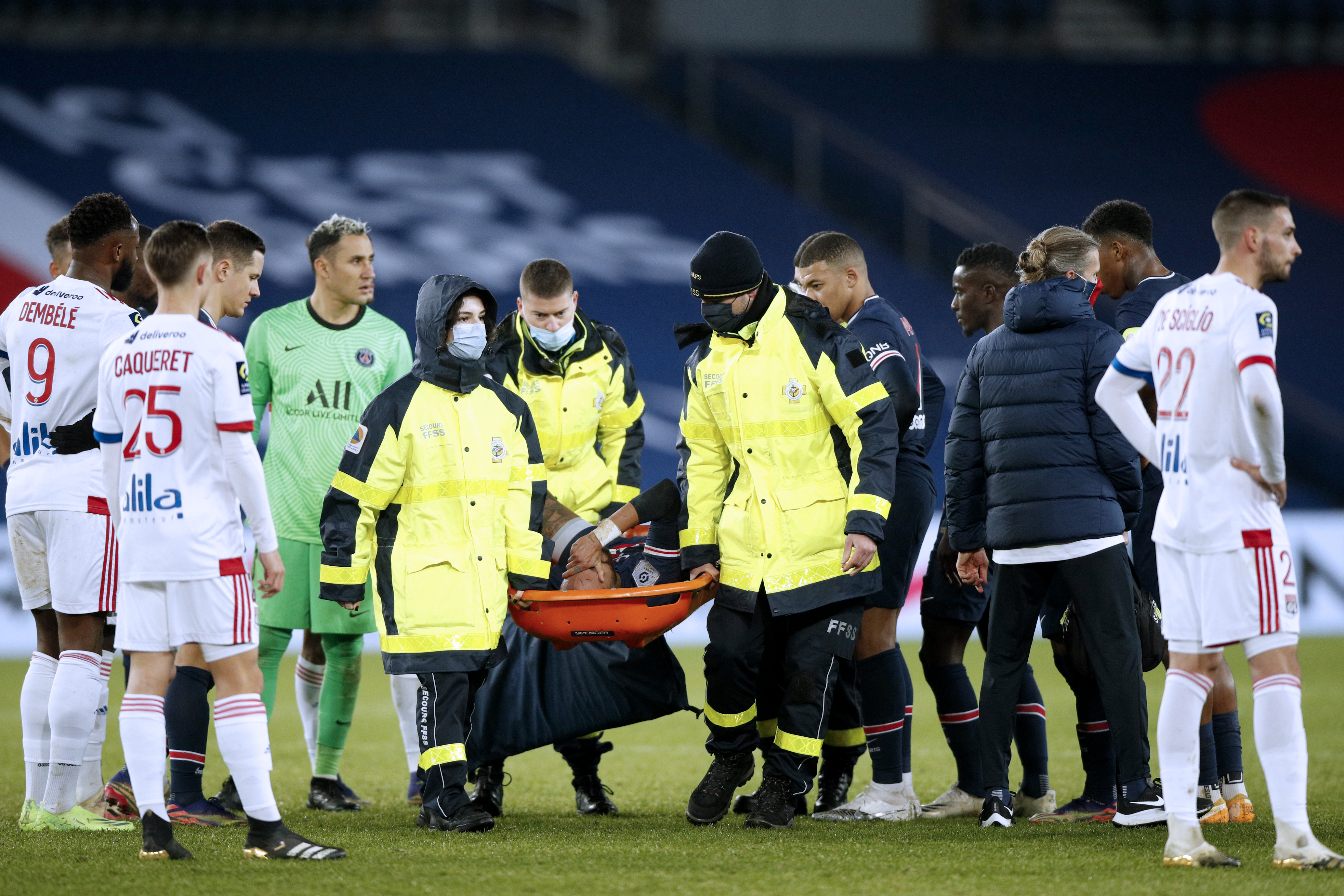 epa08882863 Paris Saint Germain's Neymar Jr is carried off the pitch after sustaining an injury during the French Ligue 1 soccer match between PSG and Lyon at the Parc des Princes stadium in Paris, France, 13 December 2020.  EPA-EFE/YOAN VALAT