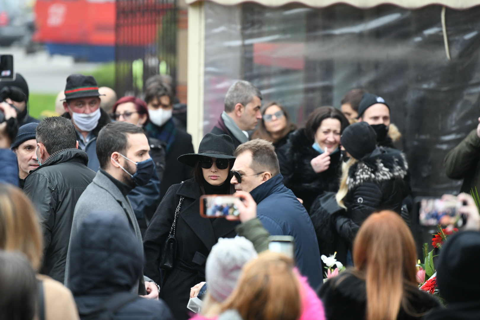 Aleksandra Prijović, Dragan Brajović Braja, Filip Živojinović
Beograd 11.12.2020. Sahrana, Džej Ramadanovski, Novo groblje Foto: Vesna Lalić/Nova.rs