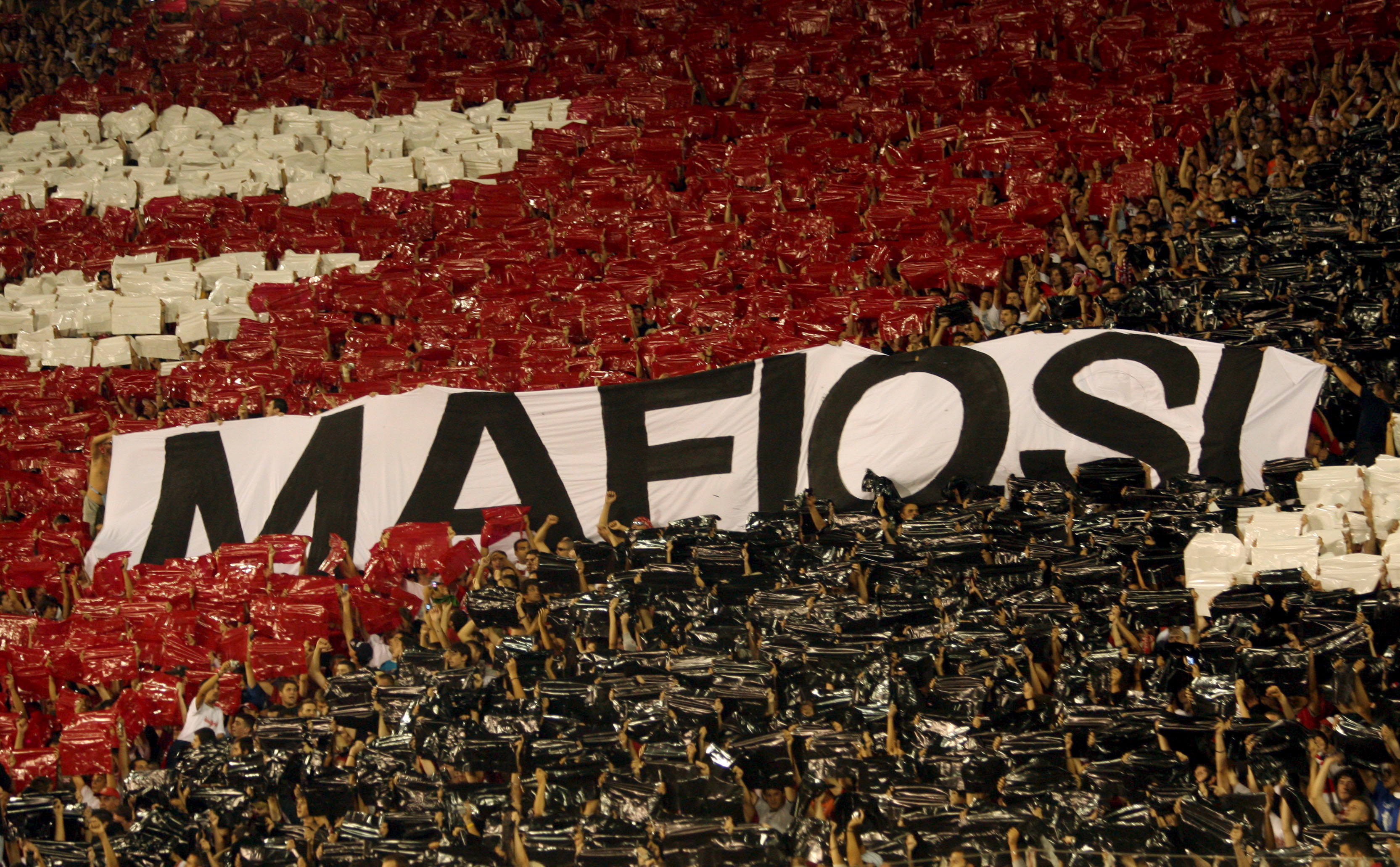 epa00799786 Red Star fans display a banner reading 'Mafiosi' during the Champions League third qualifying round 2nd match against AC Milan on Tuesday 22 August 2006 in Belgrade.  EPA/SASA STANKOVIC