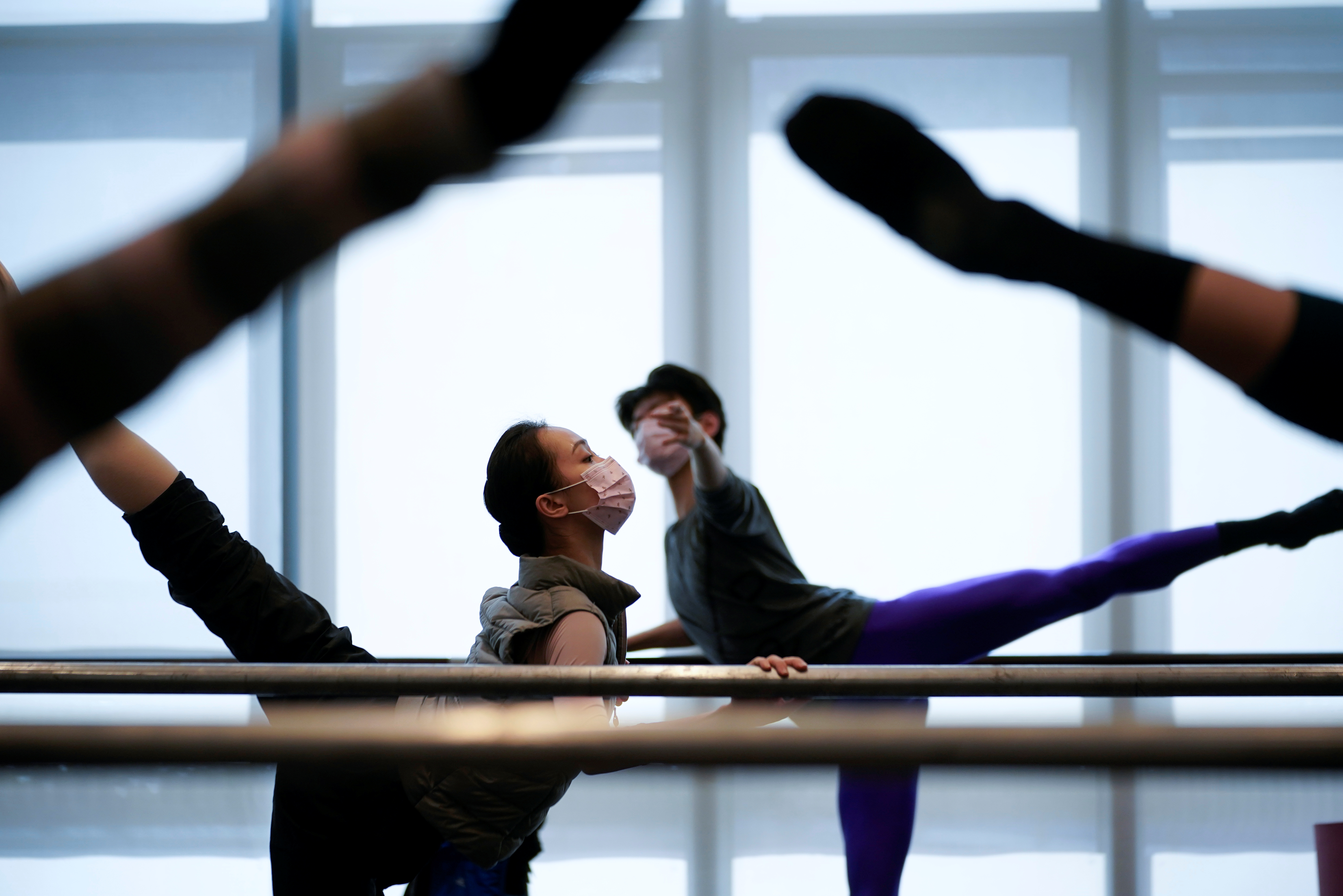 Balet Shanghai Ballet dancers wearing masks practice in a dance studio in Shanghai, China, as the country is hit by an outbreak of the novel coronavirus, February 20, 2020. Picture taken February 20, 2020. REUTERS/Aly Song - RC2U4F9LCIGO
