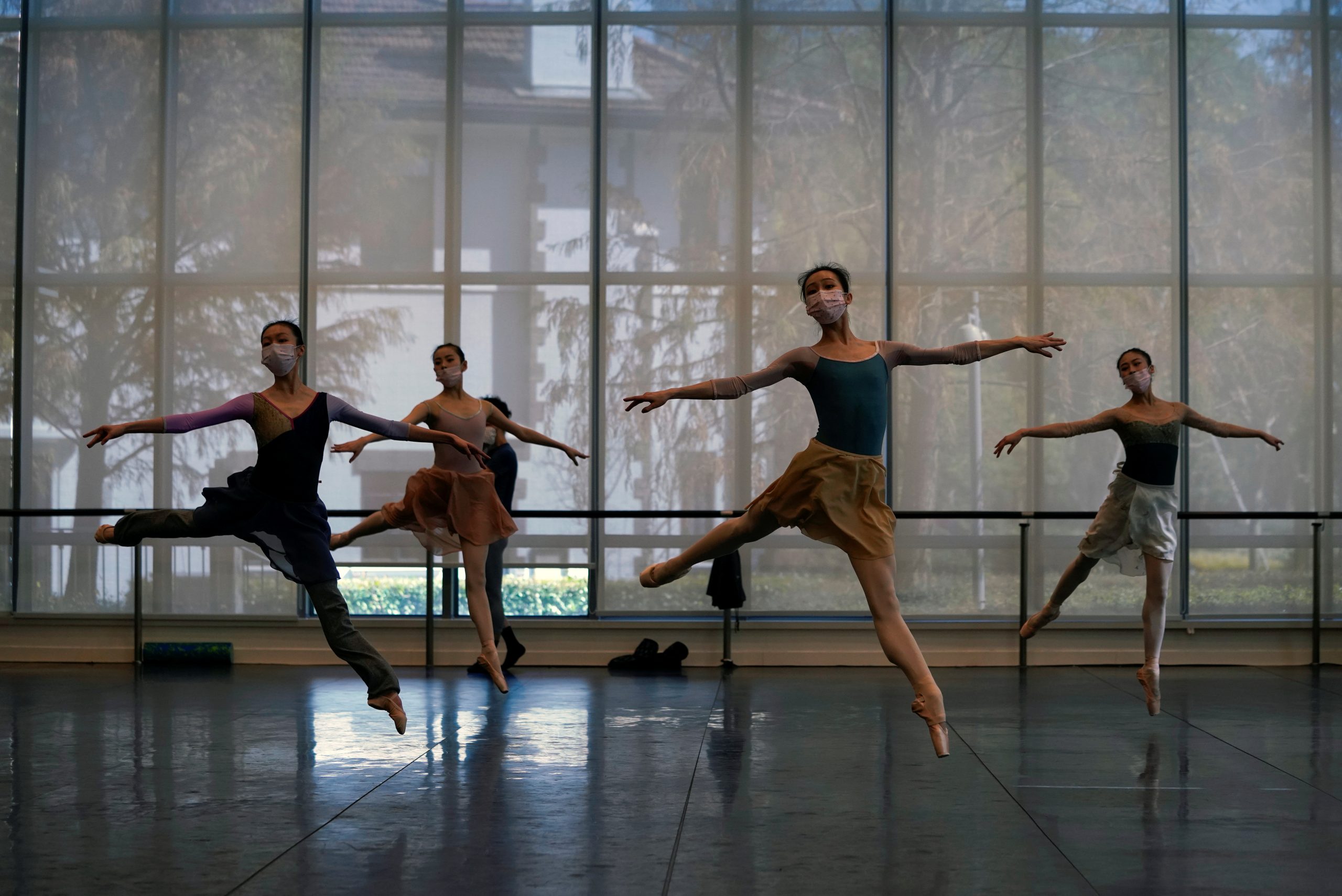 Balet Shanghai Ballet dancers wearing masks practise in a dance studio in Shanghai, China, as the country is hit by an outbreak of the novel coronavirus, February 20, 2020. Picture taken February 20, 2020. REUTERS/Aly Song - RC2U4F9BXMFM