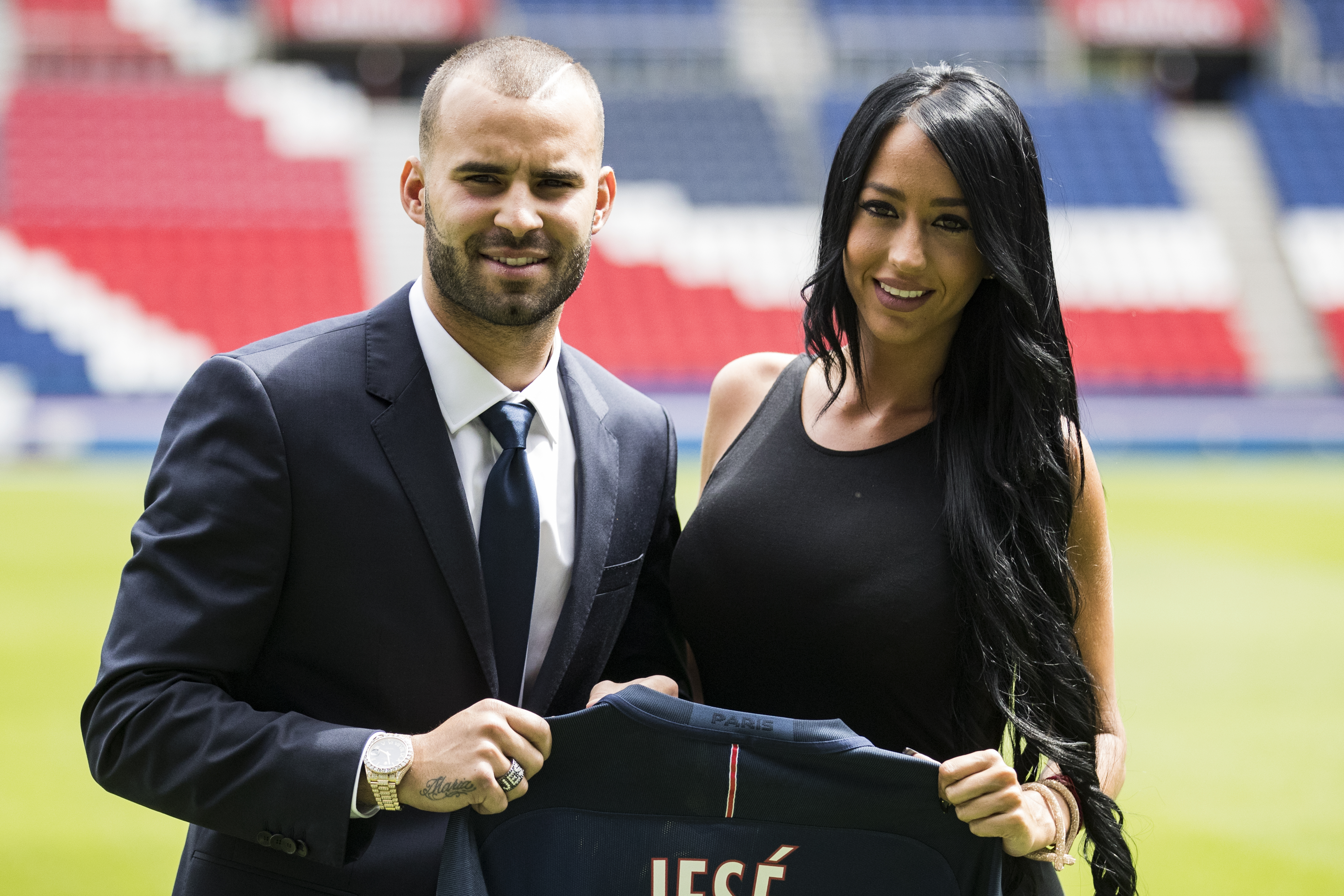 epa05464452 Spanish soccer player Jese Rodriguez poses for photographers with his girlfriend during his presentation as new player of French Ligue 1 champions Paris Saint-Germain in Paris, France, 08 August 2016.  EPA/ETIENNE LAURENT