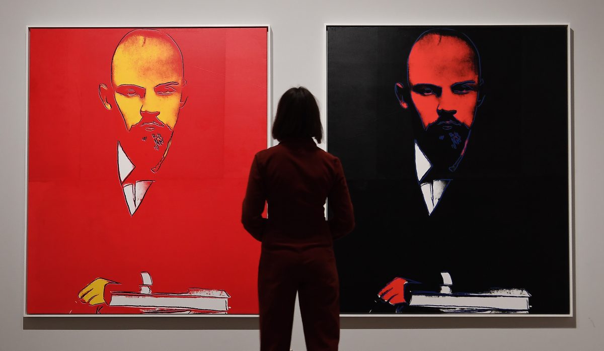 Endi Vorhol epa08283206 A staff looks over Andy Warhol's artwork 'Lenin' (1986), on display in the Andy Warhol exhibition at the Tate Modern in London, Britain, 10 March 2020. The exhibit runs from 12 March to 06 September 2020.  EPA-EFE/ANDY RAIN