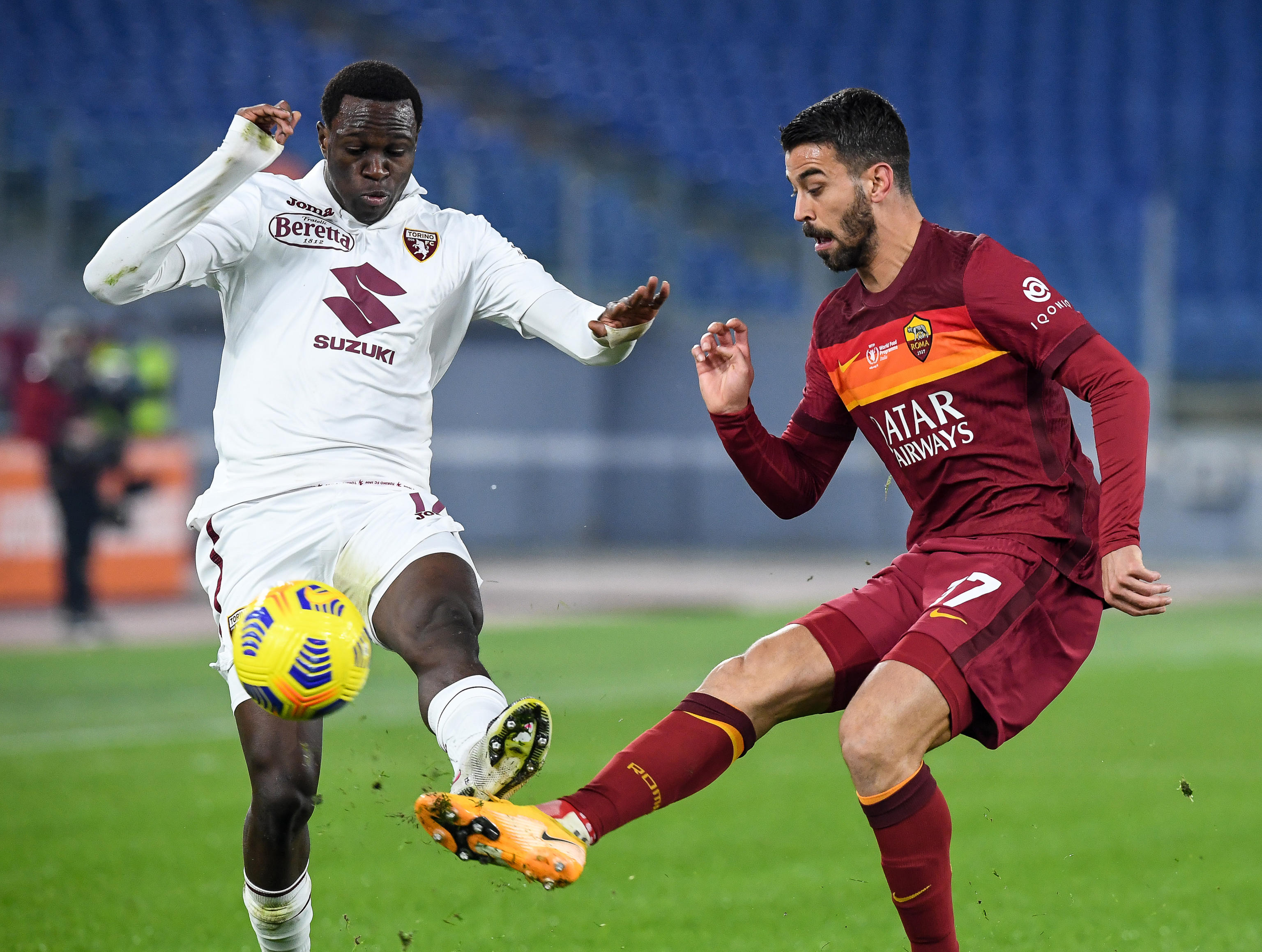 epa08890620 Roma's Leonardo Spinazzola (R) and Torino's Wilfried Singo (L) in action during the Italian Serie A soccer match AS Roma vs Torino FC at Olimpico stadium in Rome, Italy, 17 December 2020.  EPA-EFE/ALESSANDRO DI MEO