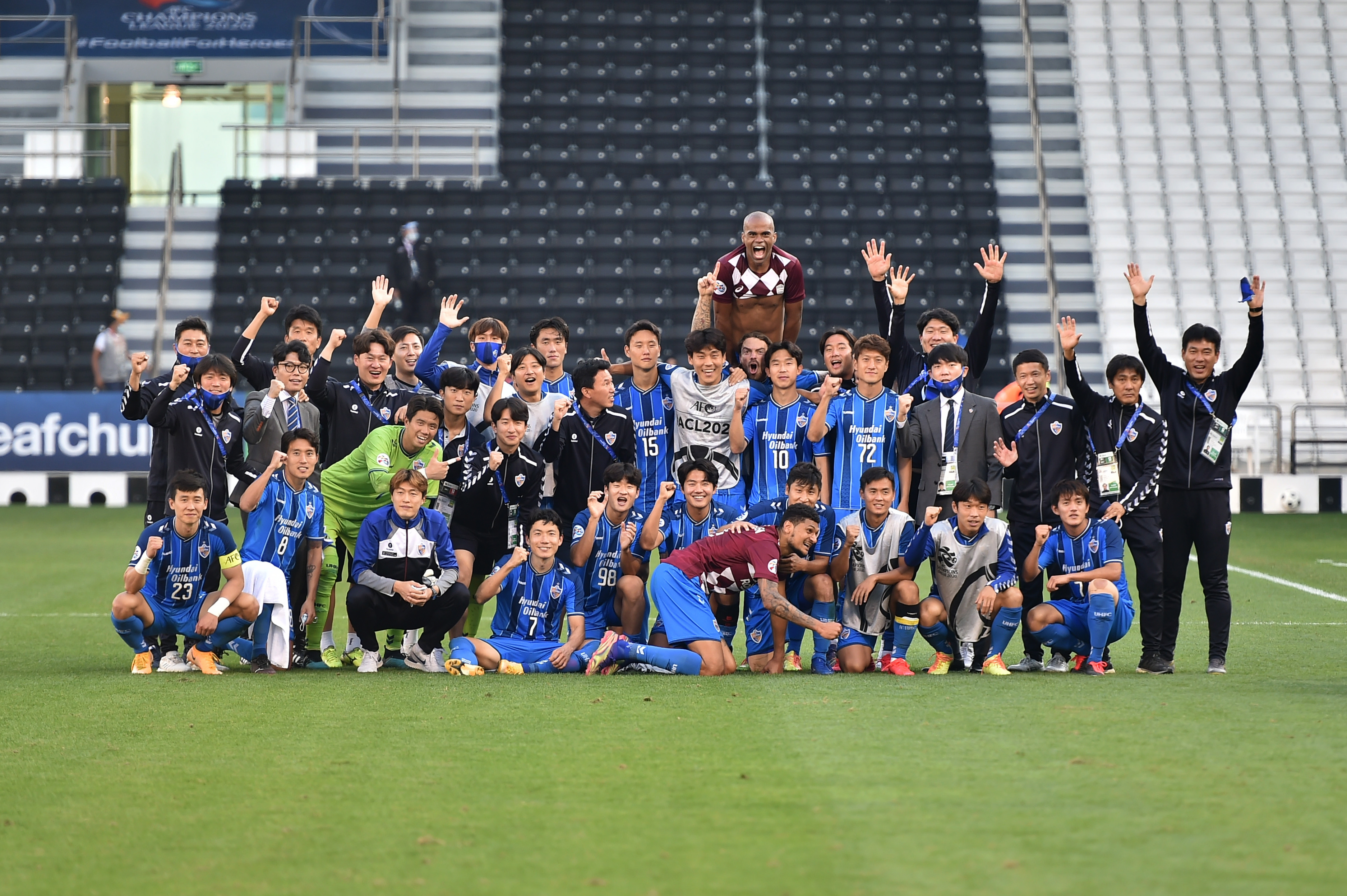 epa08881459 Players of Ulsan Hyundai FC celebrate after winning the AFC Champions League semi final soccer match between Ulsan Hyundai FC and Vissel Kobe at the Jassim Bin Hamad Stadium in Doha, Qatar, 13 December 2020.  EPA-EFE/NOUSHAD THEKKAYIL