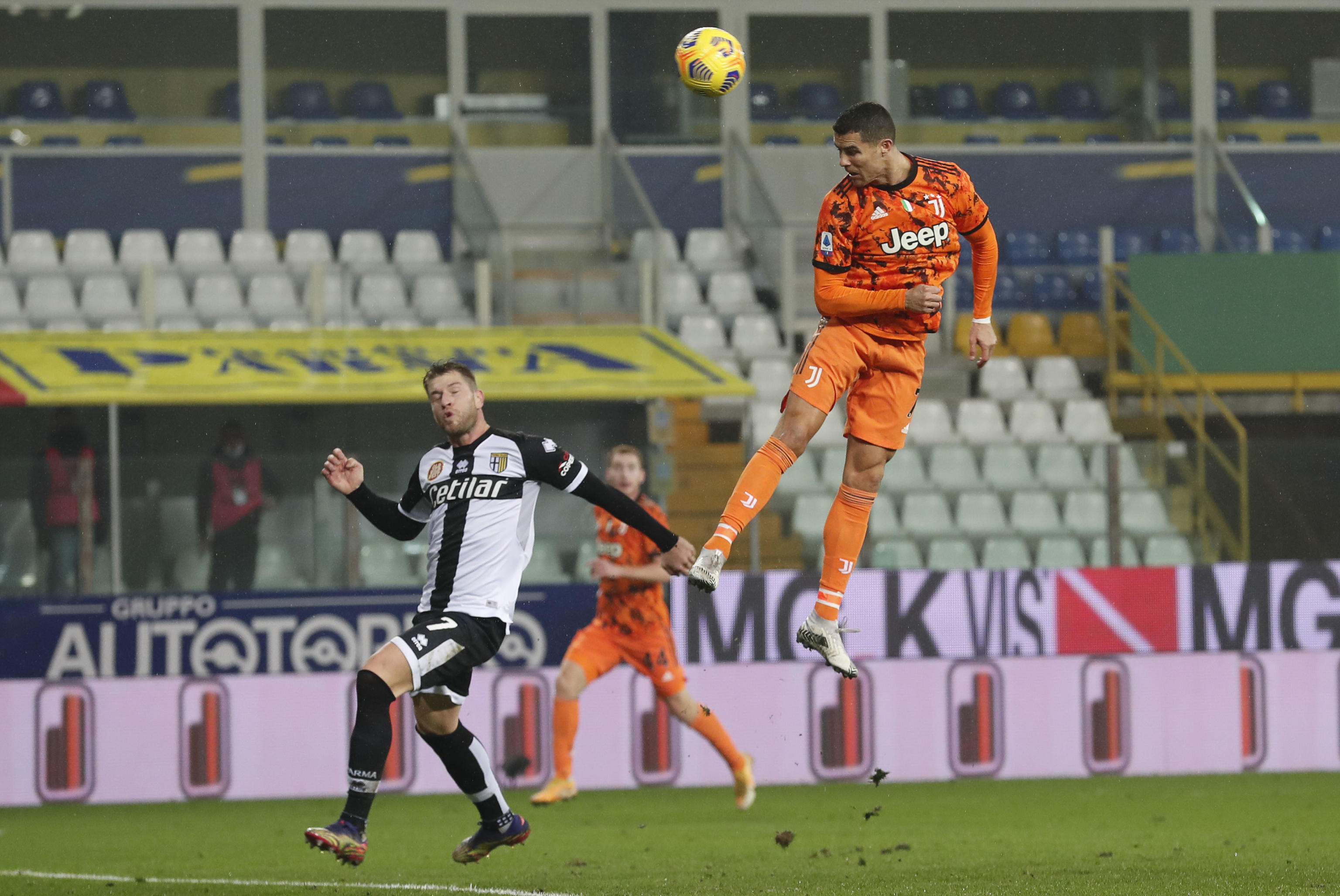 epa08894776 Juventus' Cristiano Ronaldo (R) scores the 2-0 lead during the Italian Serie A soccer match Parma Calcio vs Juventus FC at Ennio Tardini stadium in Parma, Italy, 19 December 2020.  EPA-EFE/ELISABETTA BARACCHI