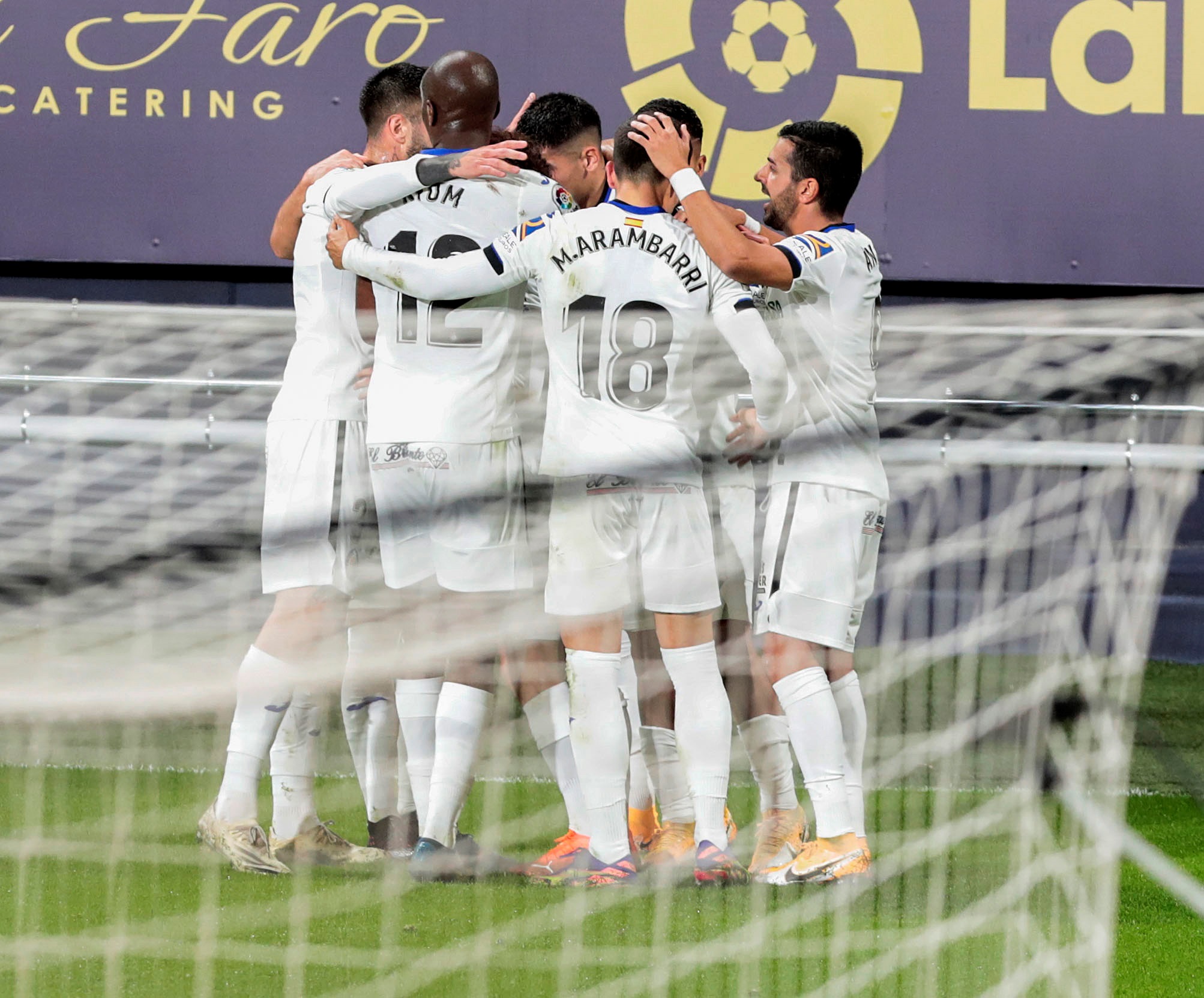 epa08896569 Getafe's players celebrate their first goal during the Spanish LaLiga soccer march between Cadiz CF and Getafe CF held atRamon de Carranza Stadium in Cadiz, southern Spain, 20 December 2020.  EPA-EFE/Roman Rios