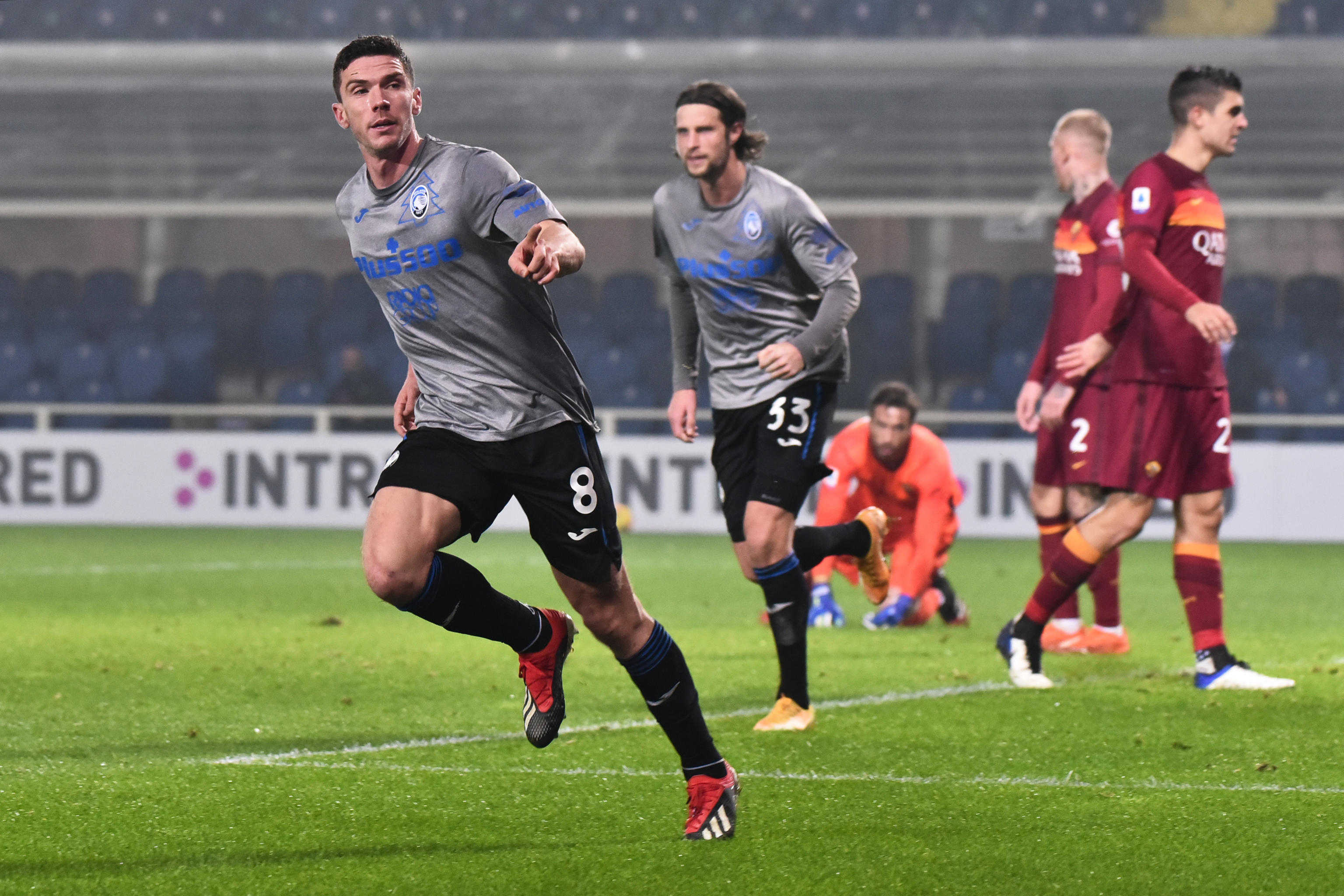 epa08896606 Atalanta's Robin Gosens (L) celebrates scoring the 2-1 goal during the Italian Serie A soccer match Atalanta BC vs AS Roma at the Gewiss Stadium in Bergamo, Italy, 20 December 2020.  EPA-EFE/PAOLO MAGNI