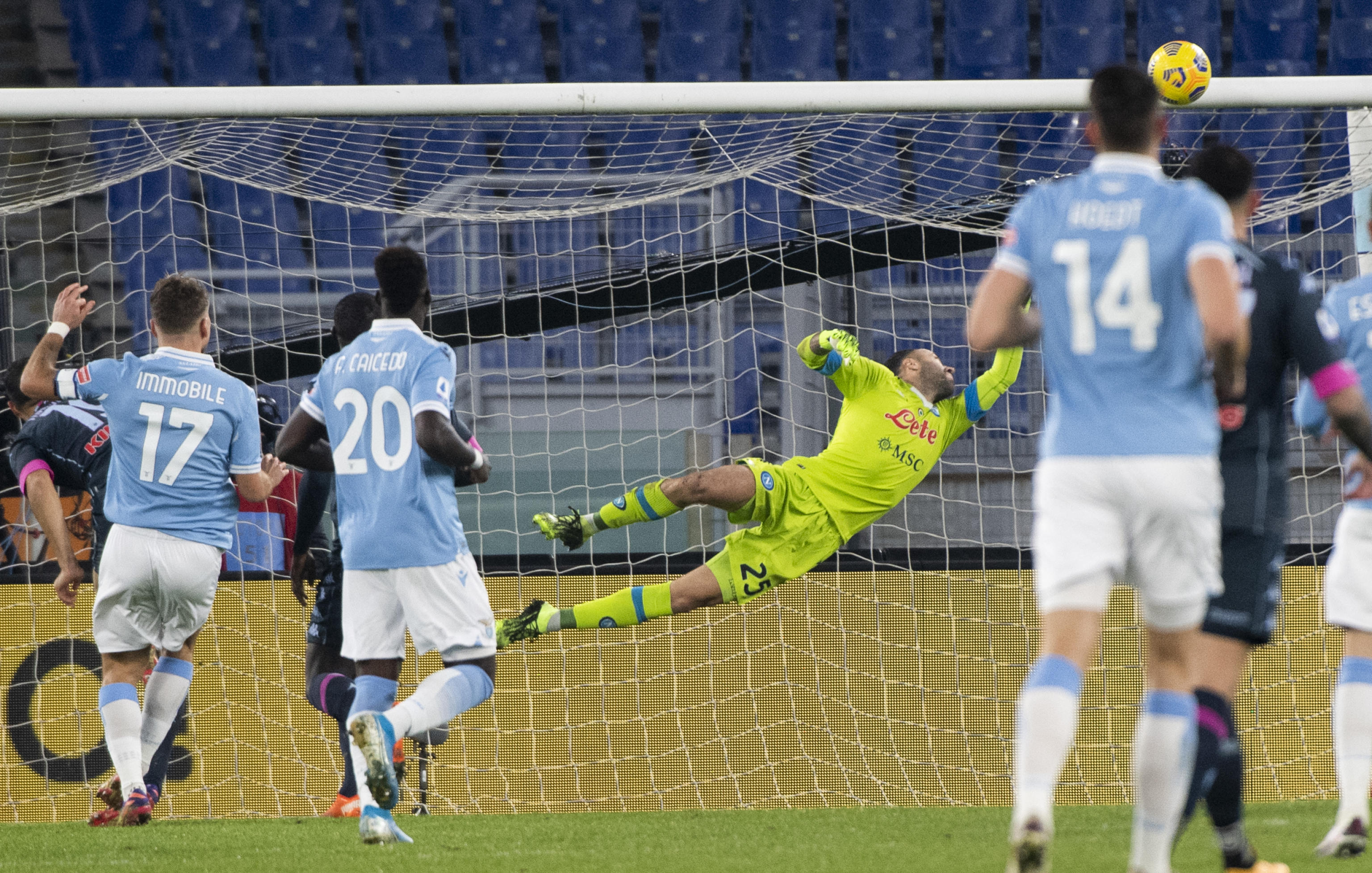 epa08896775 Lazio's Ciro Immobile (L) scores the 1-0 during the Italian Serie A soccer match Lazio -Napoli at Olimpico Stadium in Rome, Italy, 20 December 2020.  EPA-EFE/CLAUDIO PERI