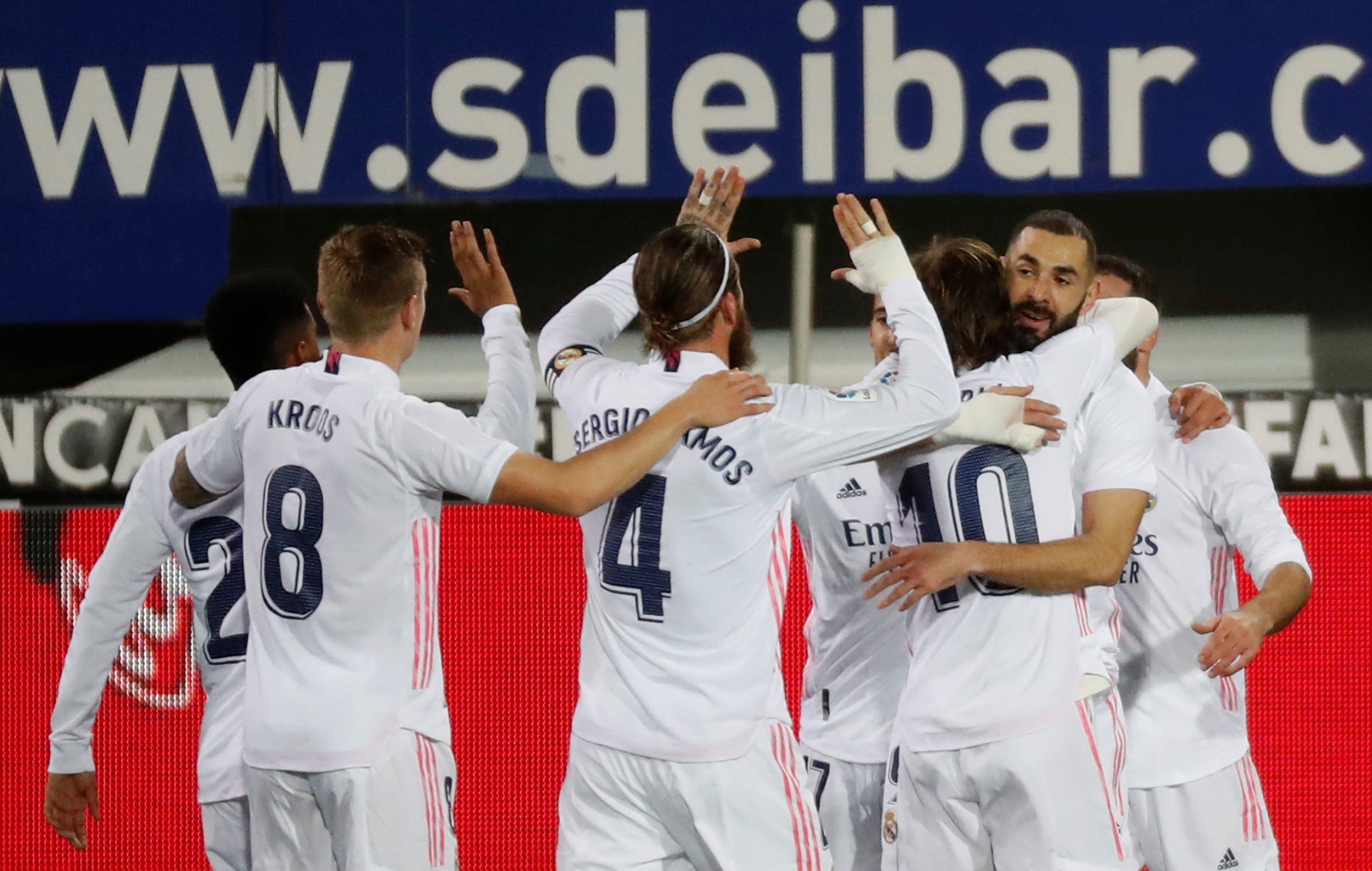 epa08896814 Real Madrid's midfielder Luka Modric (3-R) celebrates with teammates after scoring the 0-2 during the Spanish LaLiga soccer march between SD Eibar and Real Madrid held at Ipurua Stadium in Eibar, Spain, 20 December 2020.  EPA-EFE/Juan Herrero