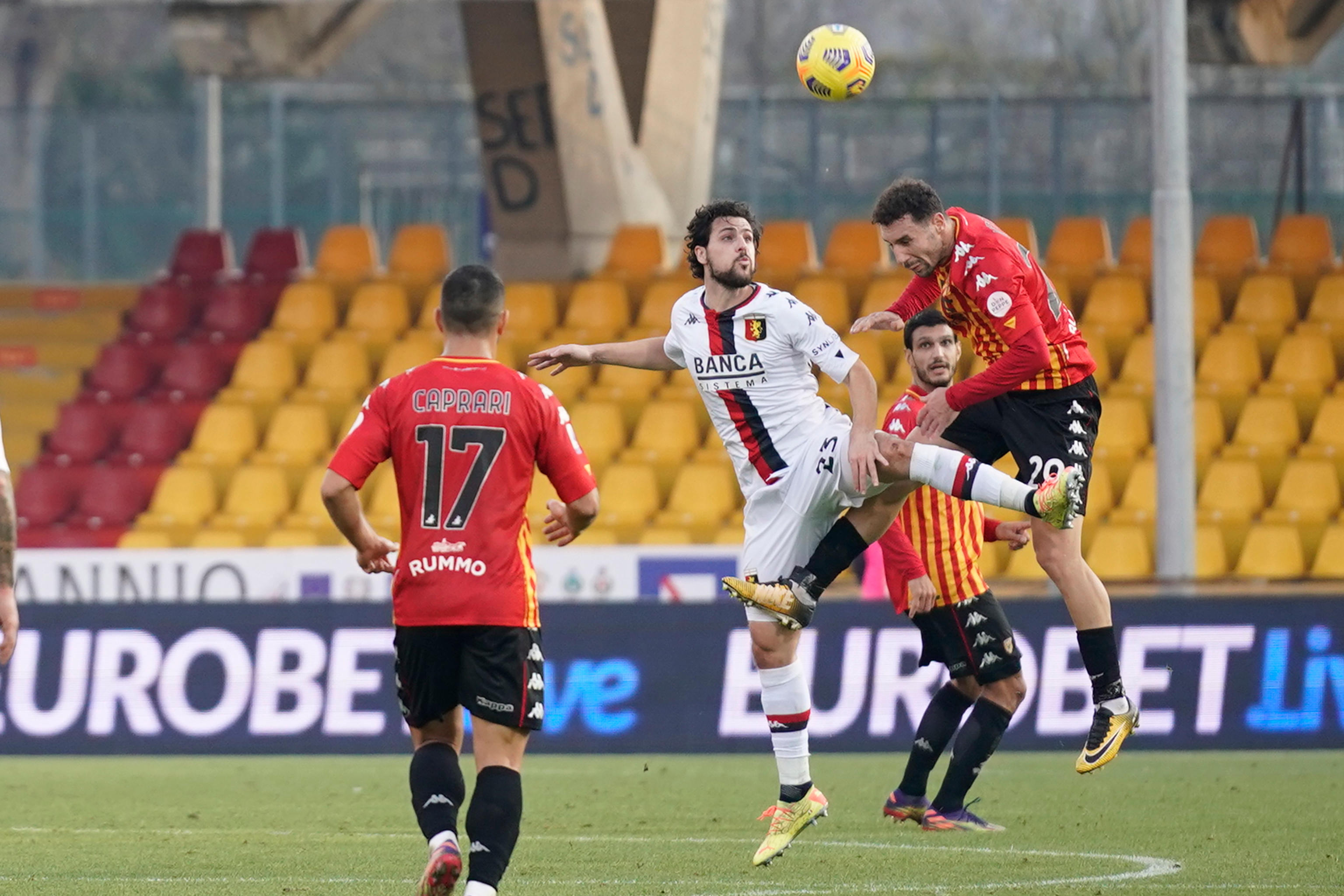 epa08895980 Genoa CFC's Mattia Destro (C) and Benevento Calcio's Artur Ionita (R) in action during the Italian Serie A soccer match Benevento Calcio vs Genoa CFC at Ciro Vigorito stadium in Benevento, Italy, 20 December 2020.  EPA-EFE/MARIO TADDEO
