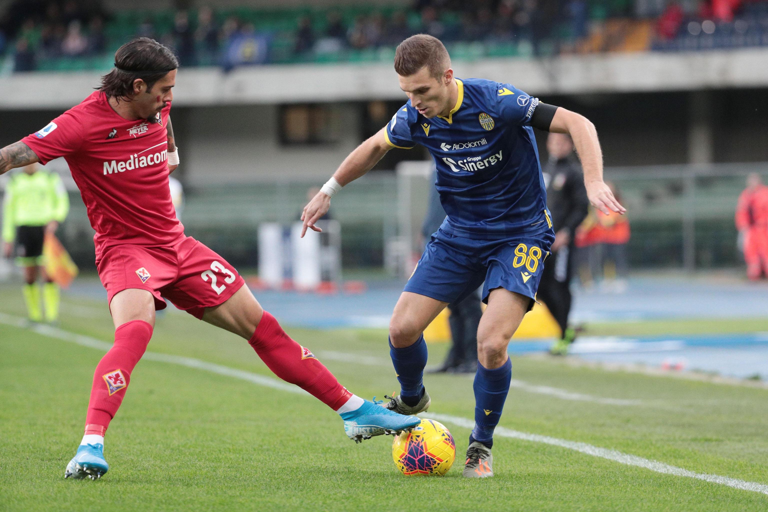 epa08022147 Hellas Verona's Darko Lazovic (R)and Fiorentina'0s Lorenzo Venuti (L) in action during the Italian Serie A soccer match Hellas Verona and ACF Fiorentina at Bentegodi stadium in Verona, Italy, 24 November 2019.  EPA-EFE/Filippo Venezia