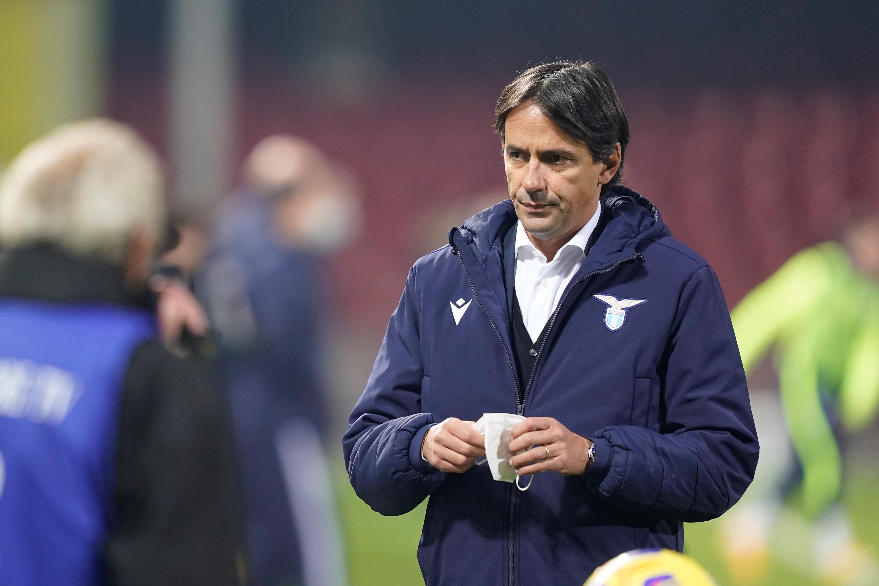epa08886021 SS Lazio's coach Simone Inzaghi looks on prior to the the Italian Serie A soccer match Benevento Calcio vs SS Lazio at Ciro Vigorito stadium in Benevento, Italy, 15 December 2020.  EPA-EFE/MARIO TADDEO