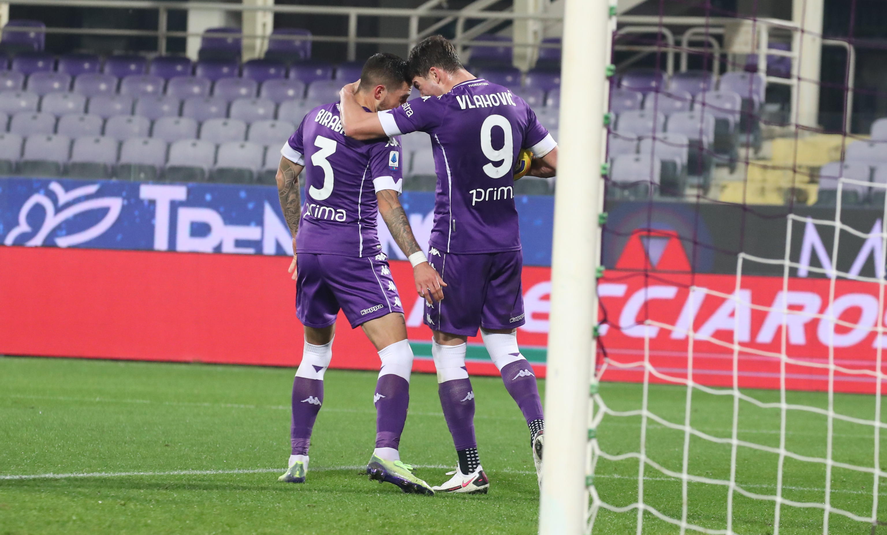 epa08888669 Fiorentina's forward Dusan Vlahovic (R) celebrates after scoring his team's first goal during the Italian Serie A soccer match between ACF Fiorentina and Sassuolo in Florence, Italy, 16 December 2020.  EPA-EFE/Claudio Giovannini