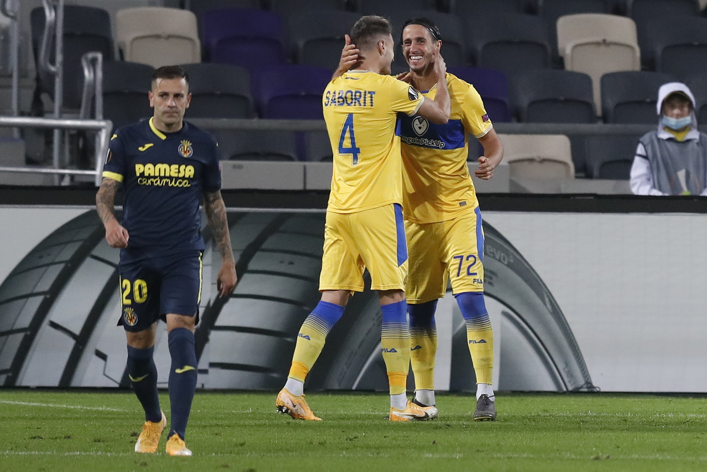 epa08844545 Aleksandar Pesic (R) of Maccabi celebrates with teammate Enric Saborit after scoring the 1-1 during the UEFA Europa League Group I match between Maccabi Tel-Aviv and Villareal in Tel-Aviv, Israel, 26 November 2020.  EPA-EFE/ATEF SAFADI