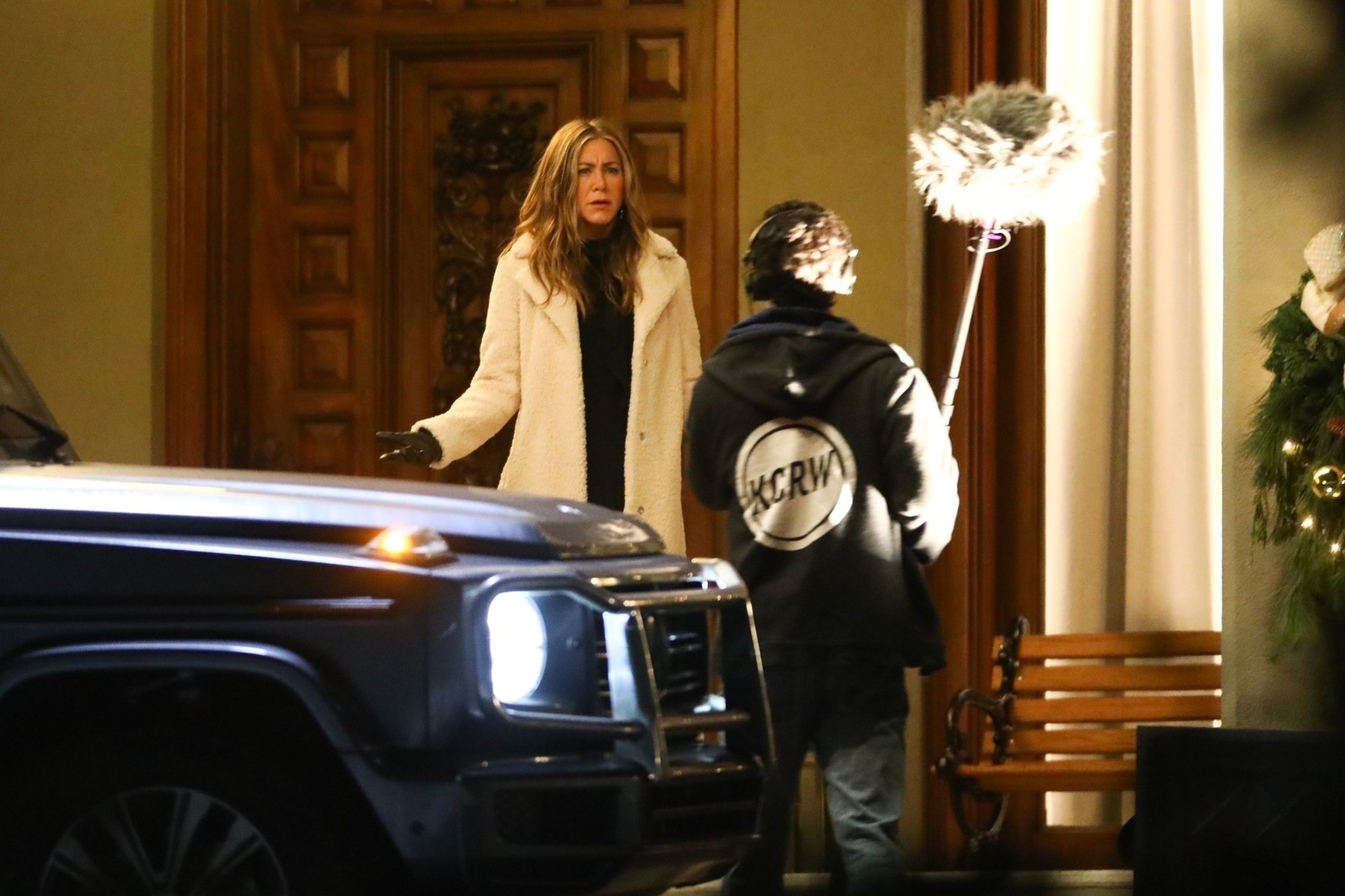 *EXCLUSIVE* Jennifer Aniston films a holiday scene for 'The Morning Show' **WEB MUST CALL FOR PRICING**