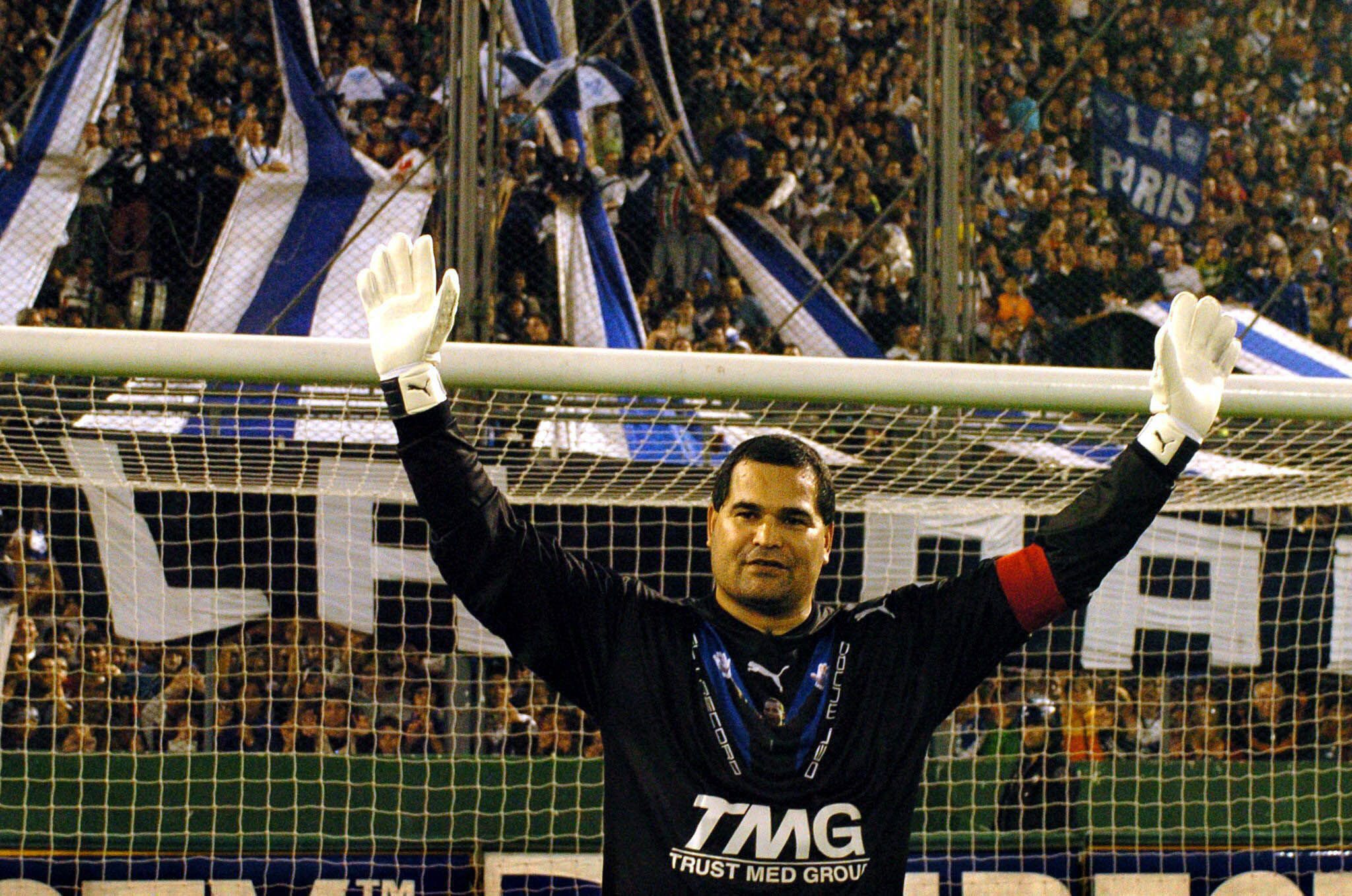 epa000313383 Paraguayan former goalkeeper of 'Velez Sardsfield' Jose Luis Chilaver greets spectators at the stadium during the farewell soccer game in Buenos Aires, Argentina, Monday 15 November 2004.  EPA/Cesar De Luca