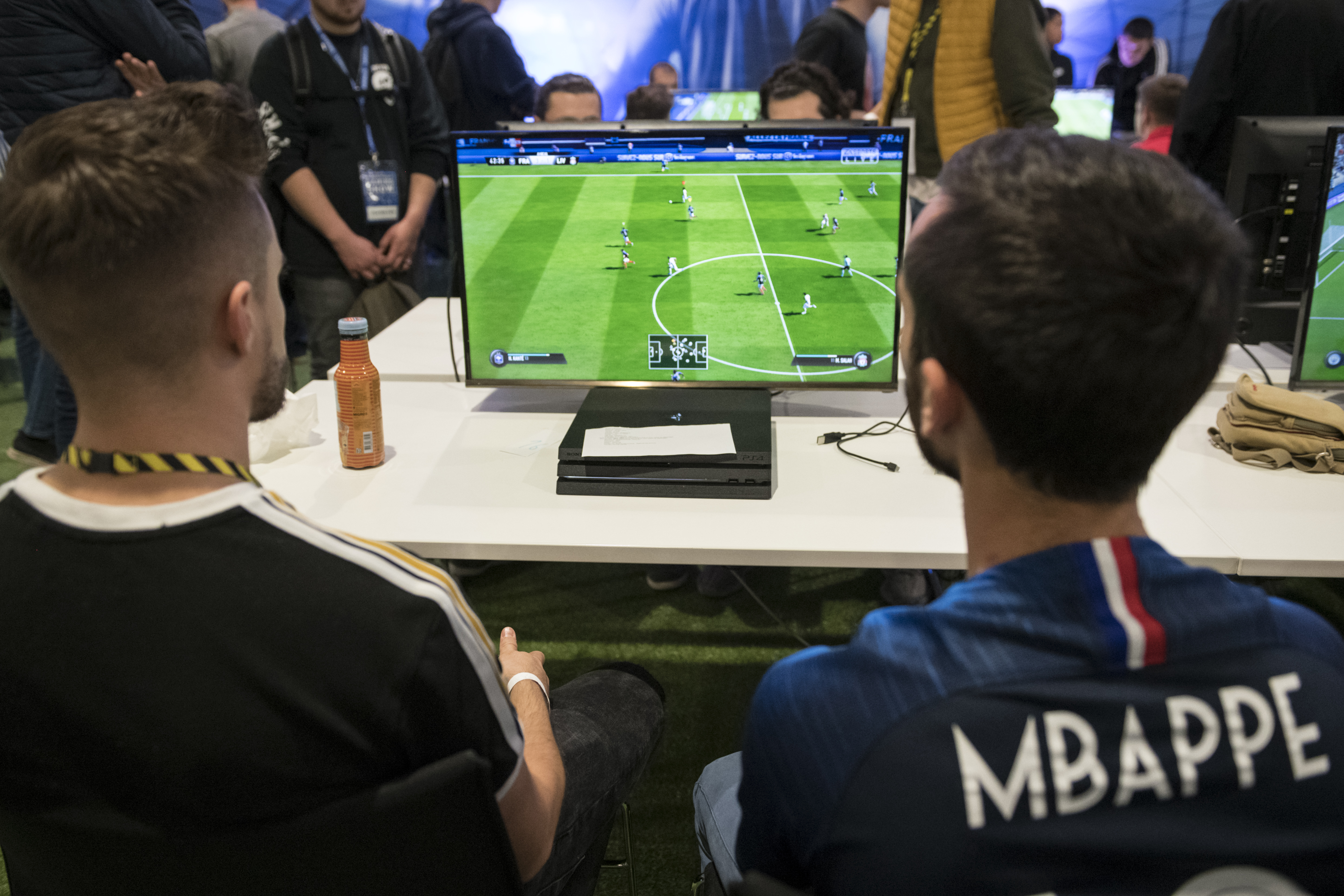 epa07139475 People play FIFA during the second edition of the Baloise International Gaming Show in Lausanne, Switzerland, 03 November 2018. The International Gaming Show, is an event dedicated to video games, gaming and eSport.  EPA-EFE/ADRIEN PERRITAZ