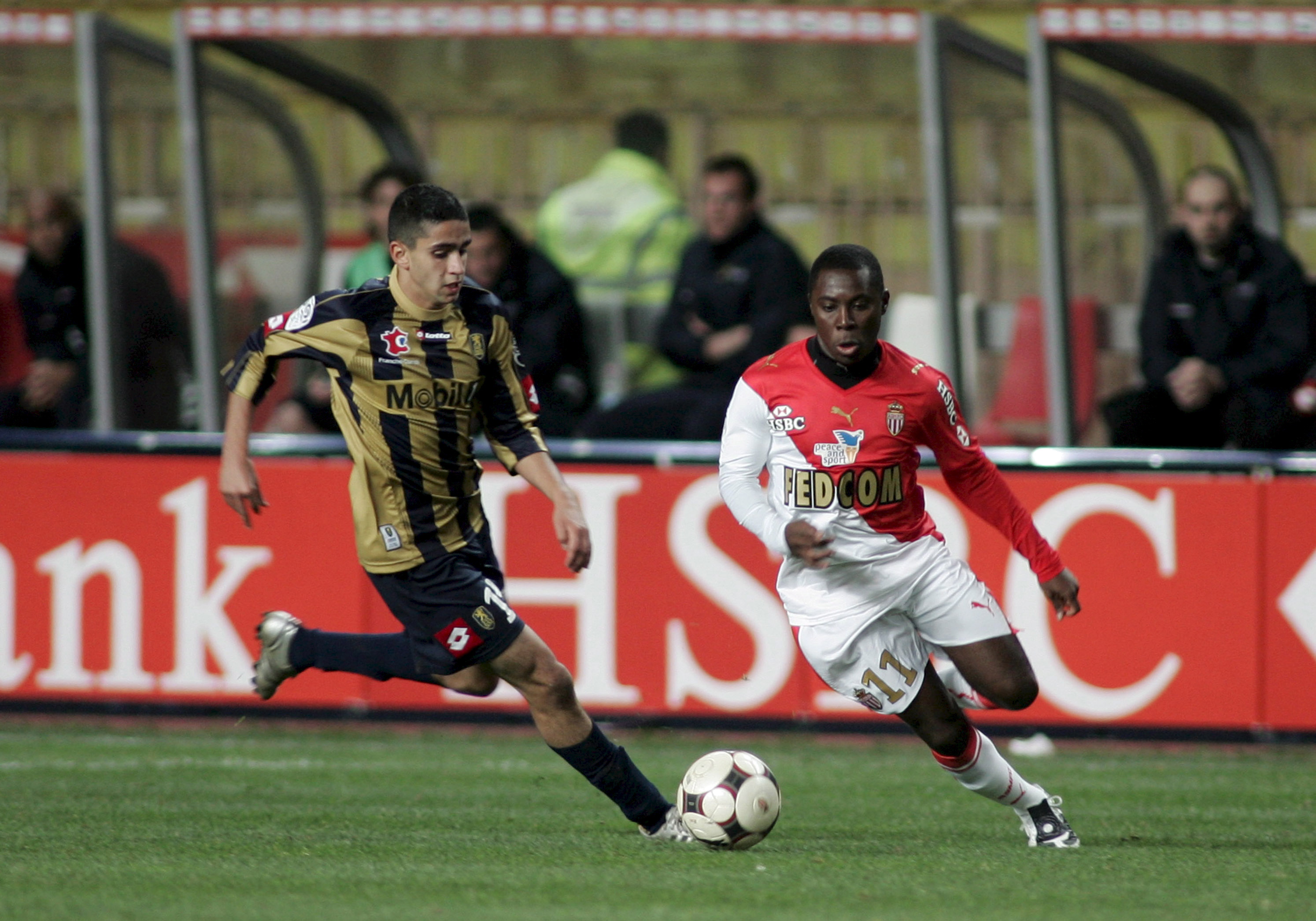 epa01571277 Monaco player Freddy Adu (R) and Sochaux's Ryad Boudebouz in action during the French League 1 soccer match AS Monaco vs Sochaux, in Monaco, 07 December 2008.  EPA/BRUNO BEBERT CORBIS OUT