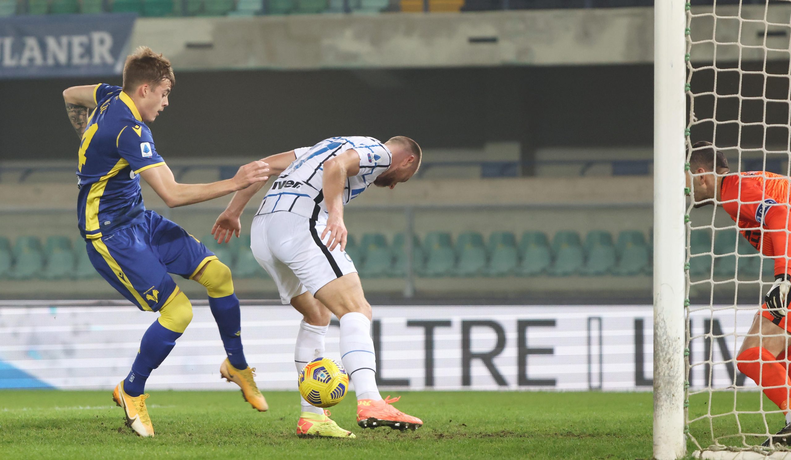 epa08901415 Hellas Verona's Ivan Ilic scores the goal 1-1 during the Italian Serie A soccer match Hellas Verona FC vs FC Inter at Marcantonio Bentegodi stadium in Verona, Italy, 23 December 2020.  EPA-EFE/FILIPPO VENEZIA